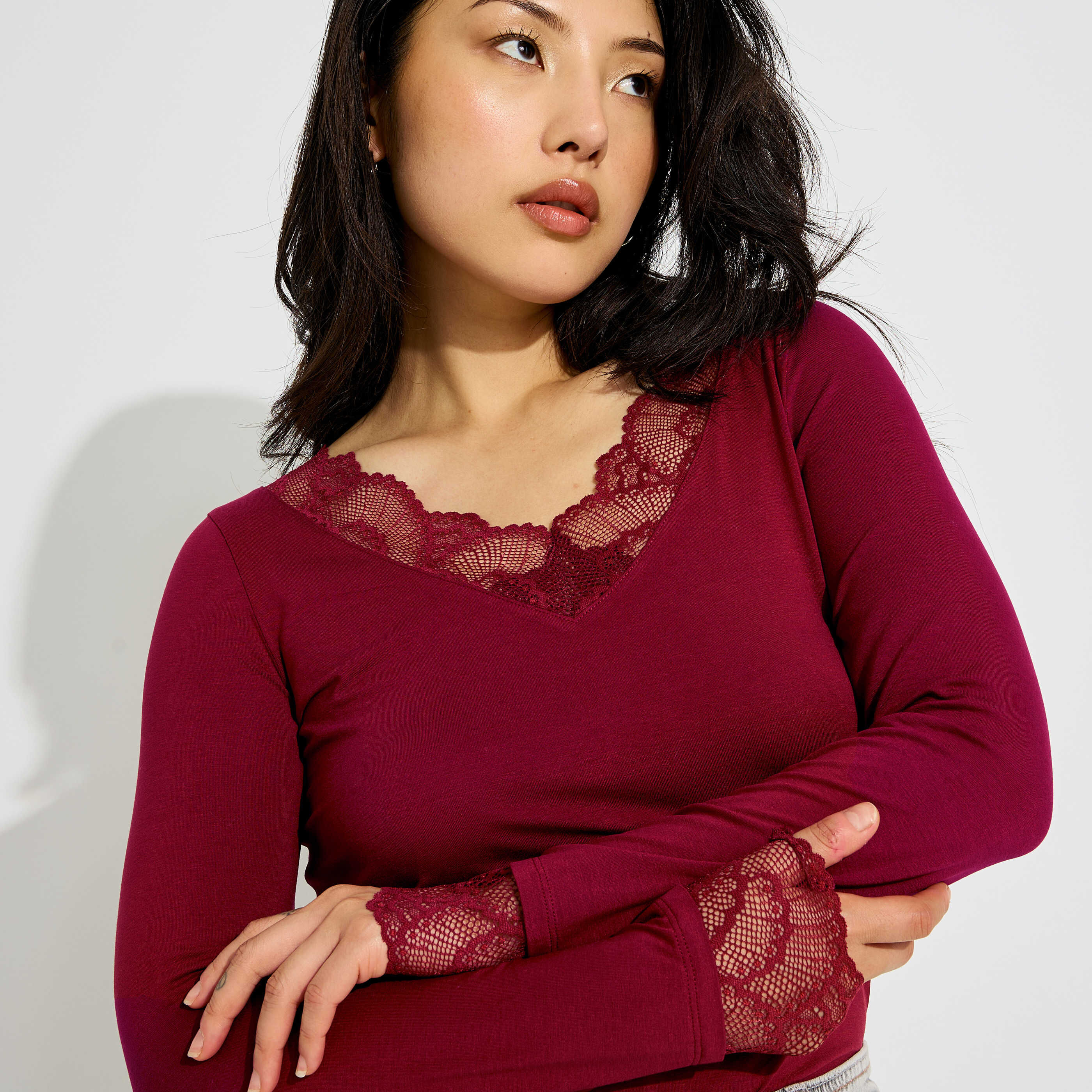 T-shirt col V ajour&eacute; femme