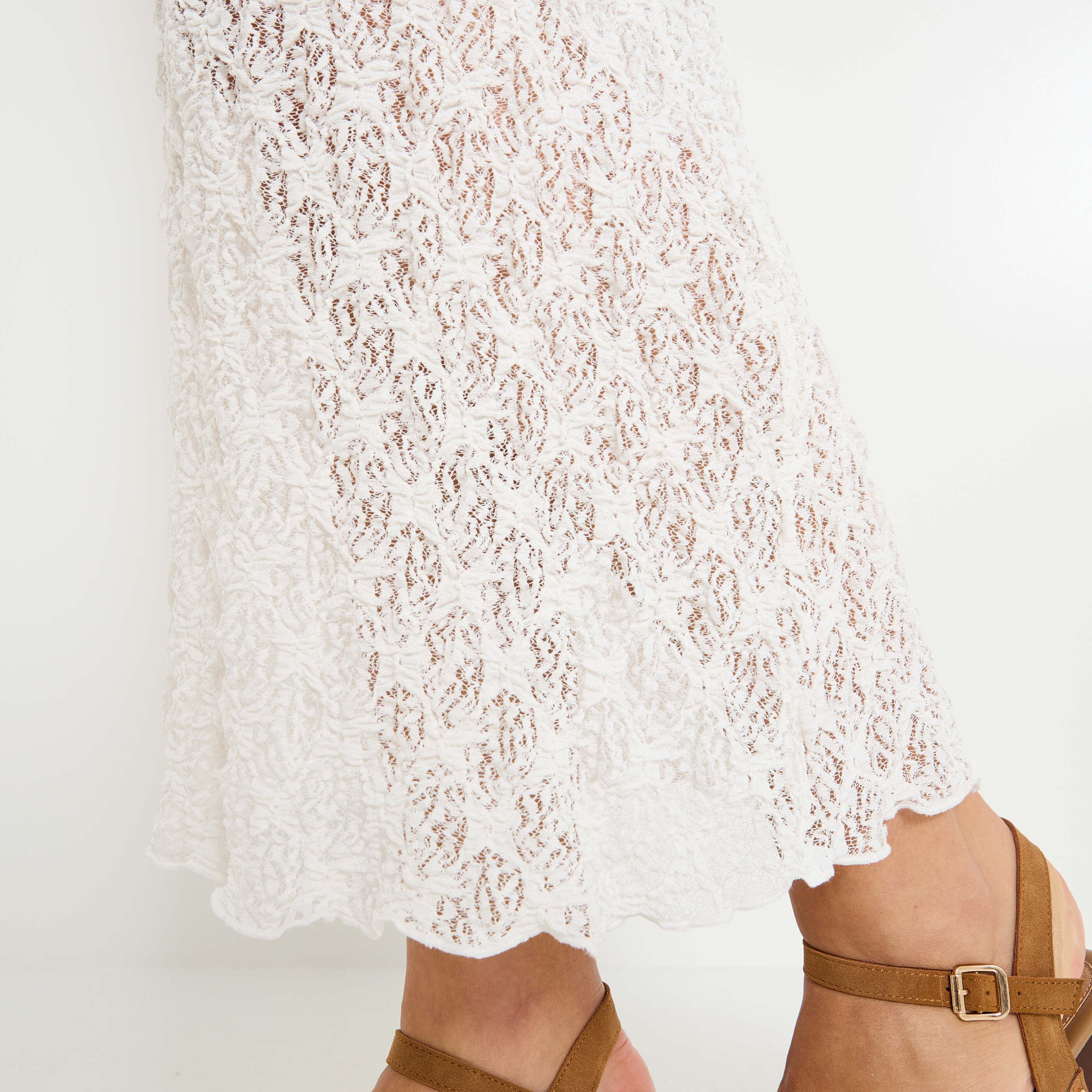 Jupe mi-longue &agrave; d&eacute;tails ajour&eacute;s