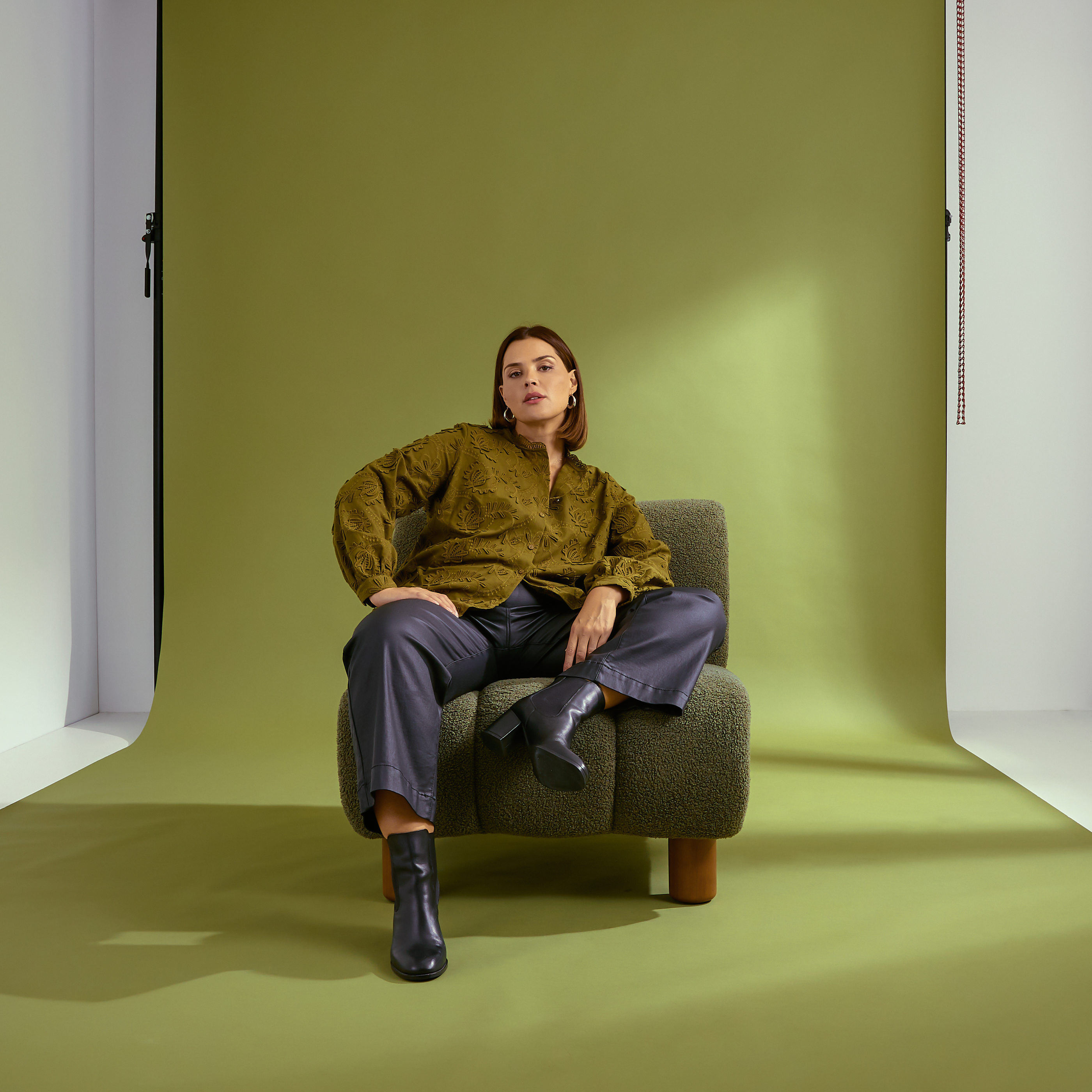 Chemise brod&eacute;e &agrave; col montant femme