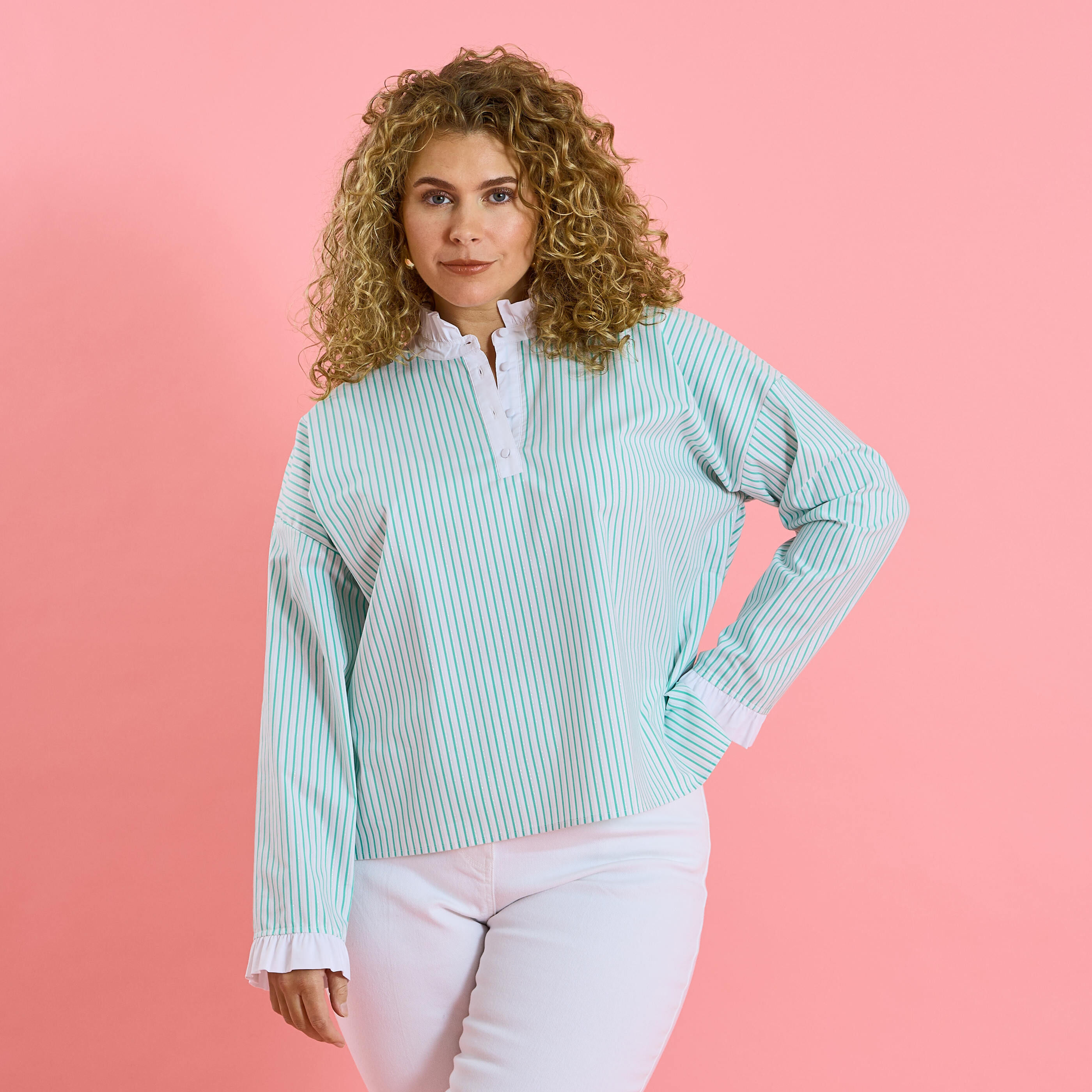 Blouse ray&eacute;e &agrave; col montant volant&eacute; femme