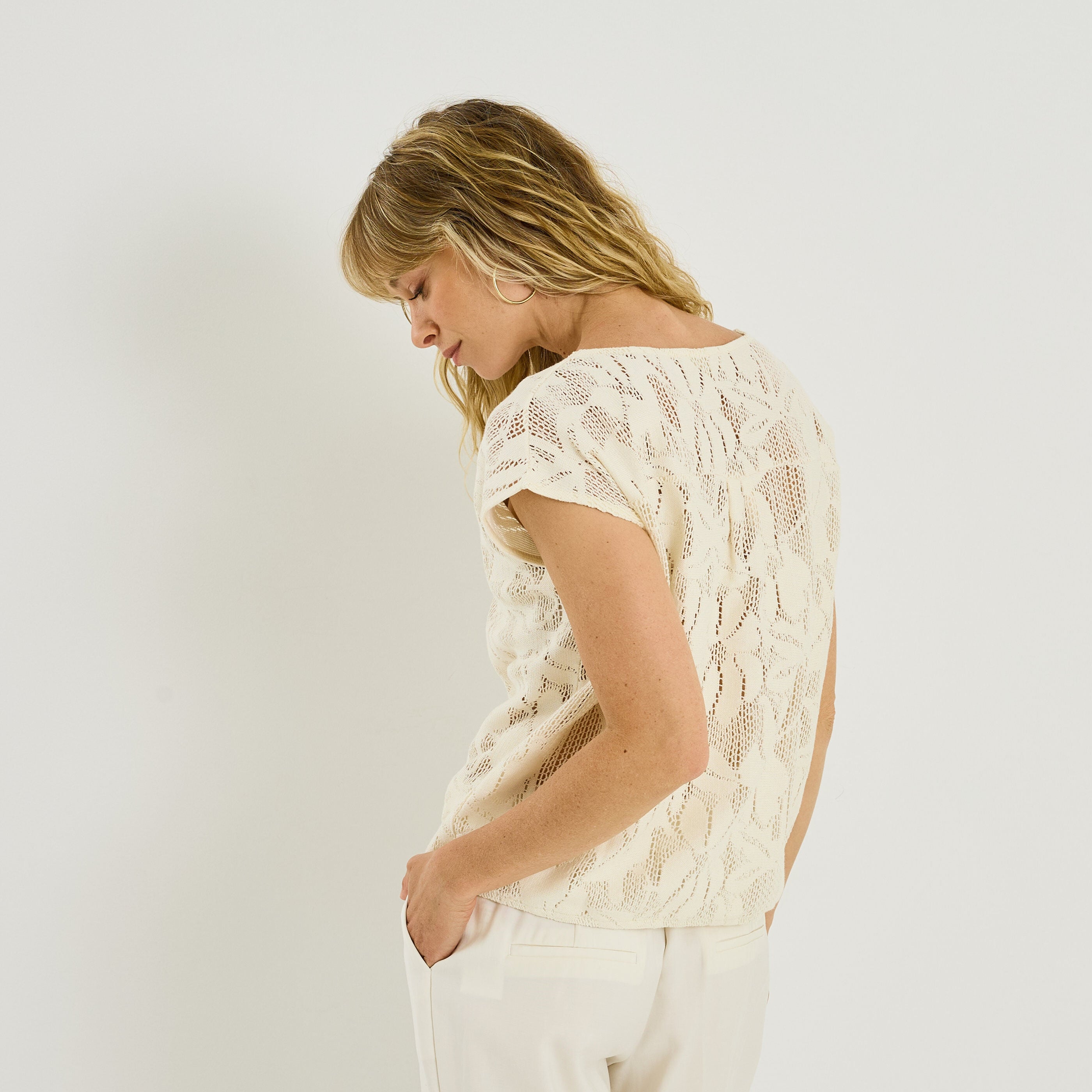 T-shirt col V en crochet femme