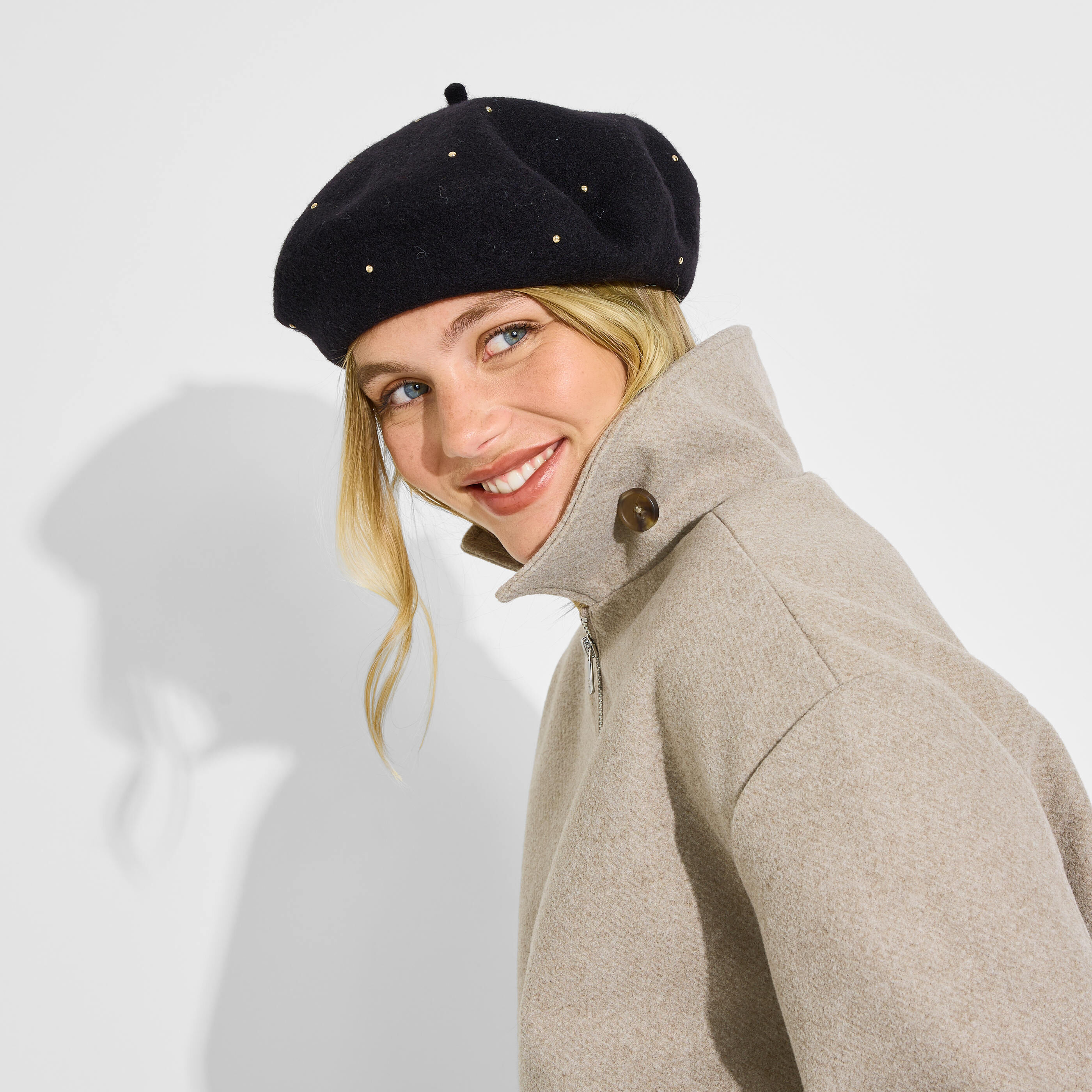 B&eacute;ret &agrave; clous brillant femme