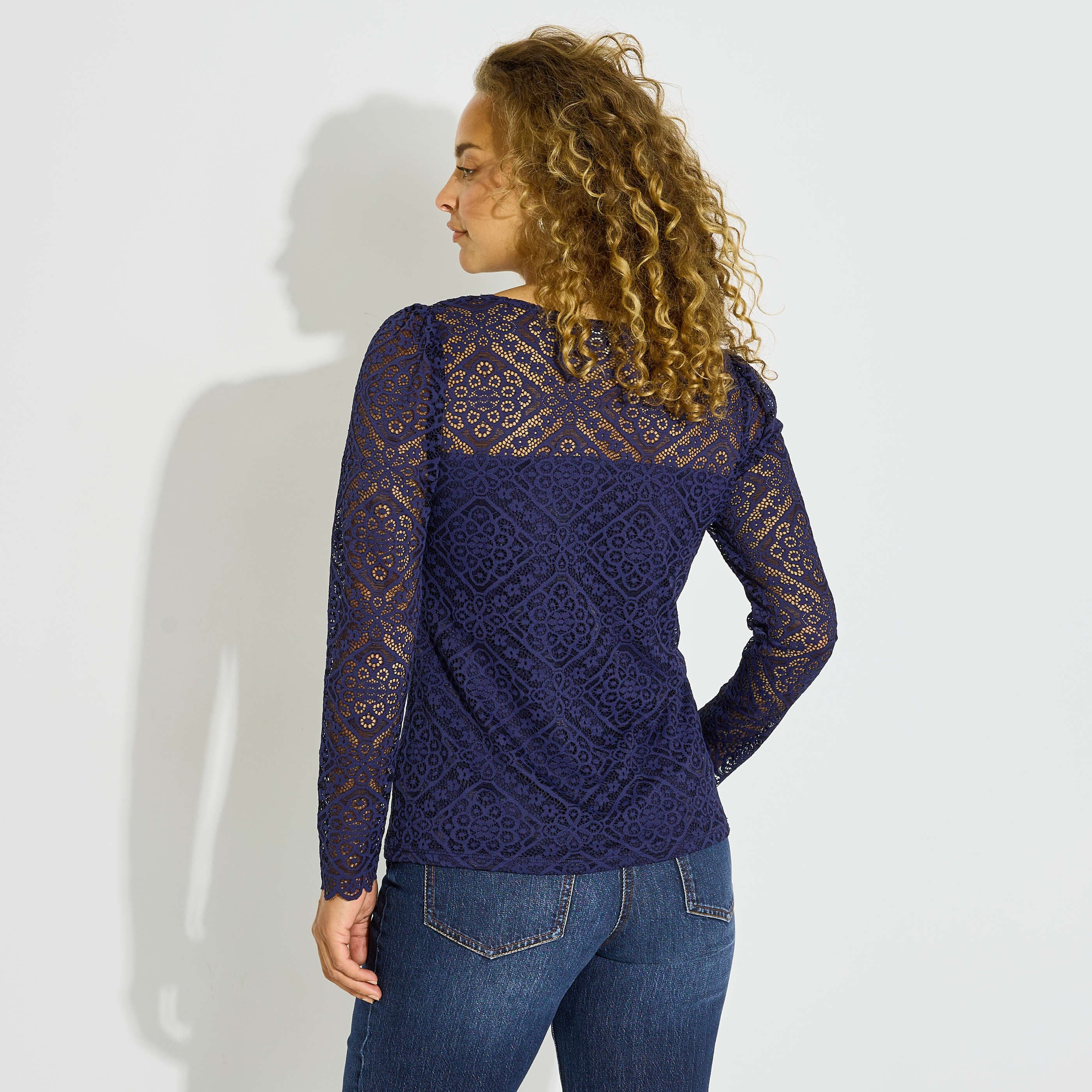 T-shirt col V ajour&eacute; femme