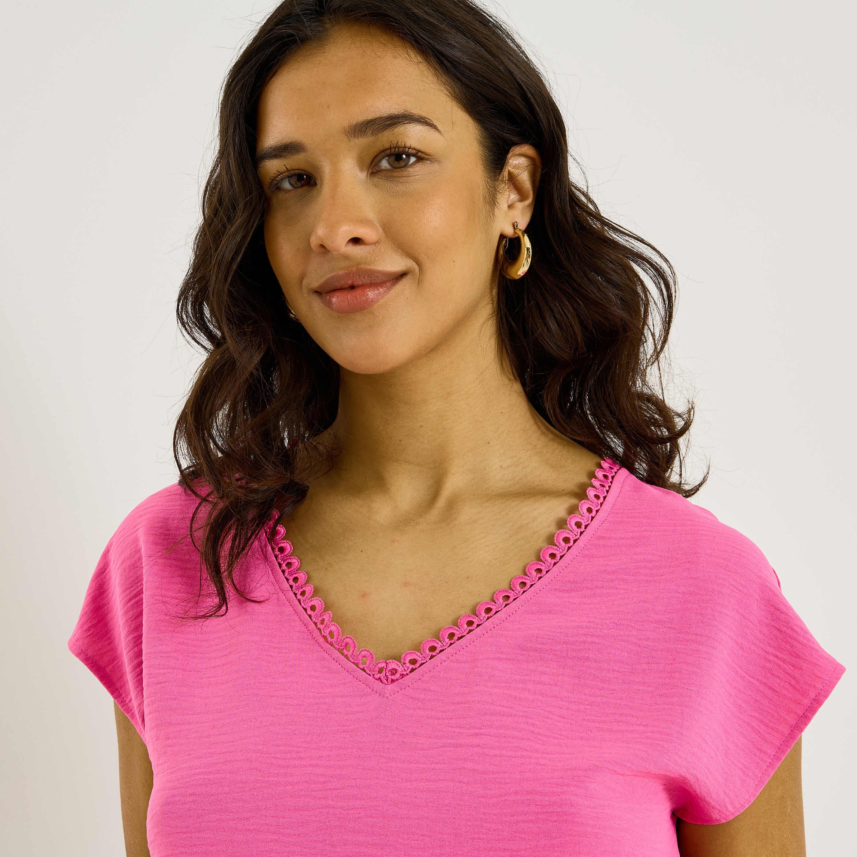 Blouse unie d&eacute;tails ajour&eacute;s femme
