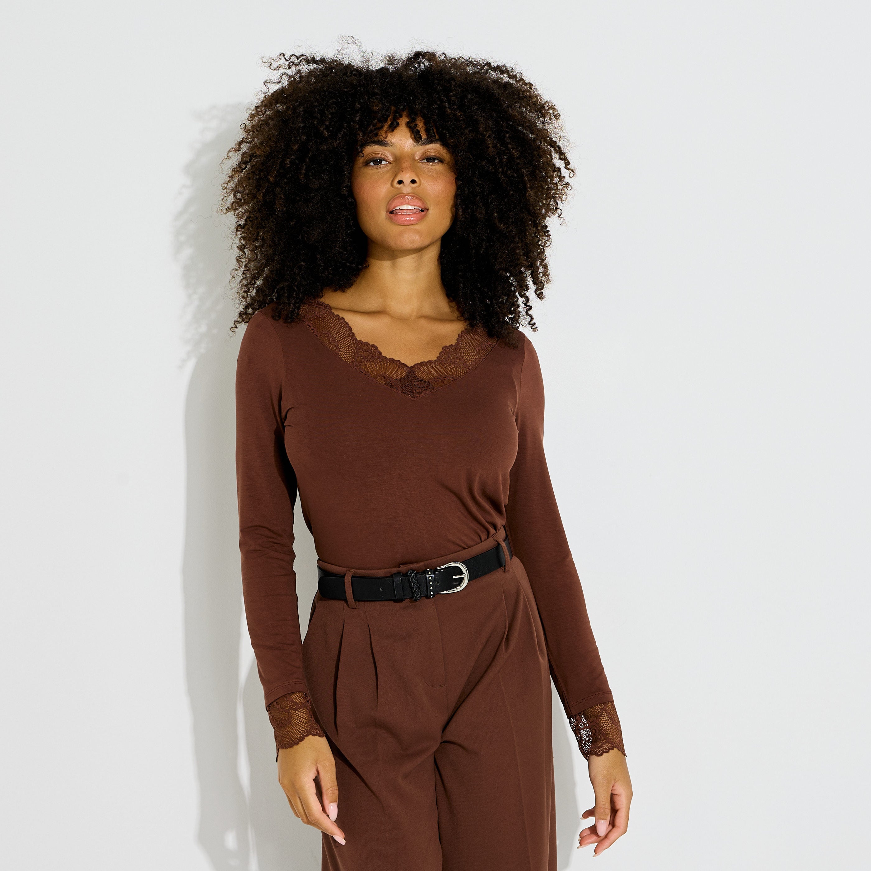 T-shirt col V ajour&eacute; femme