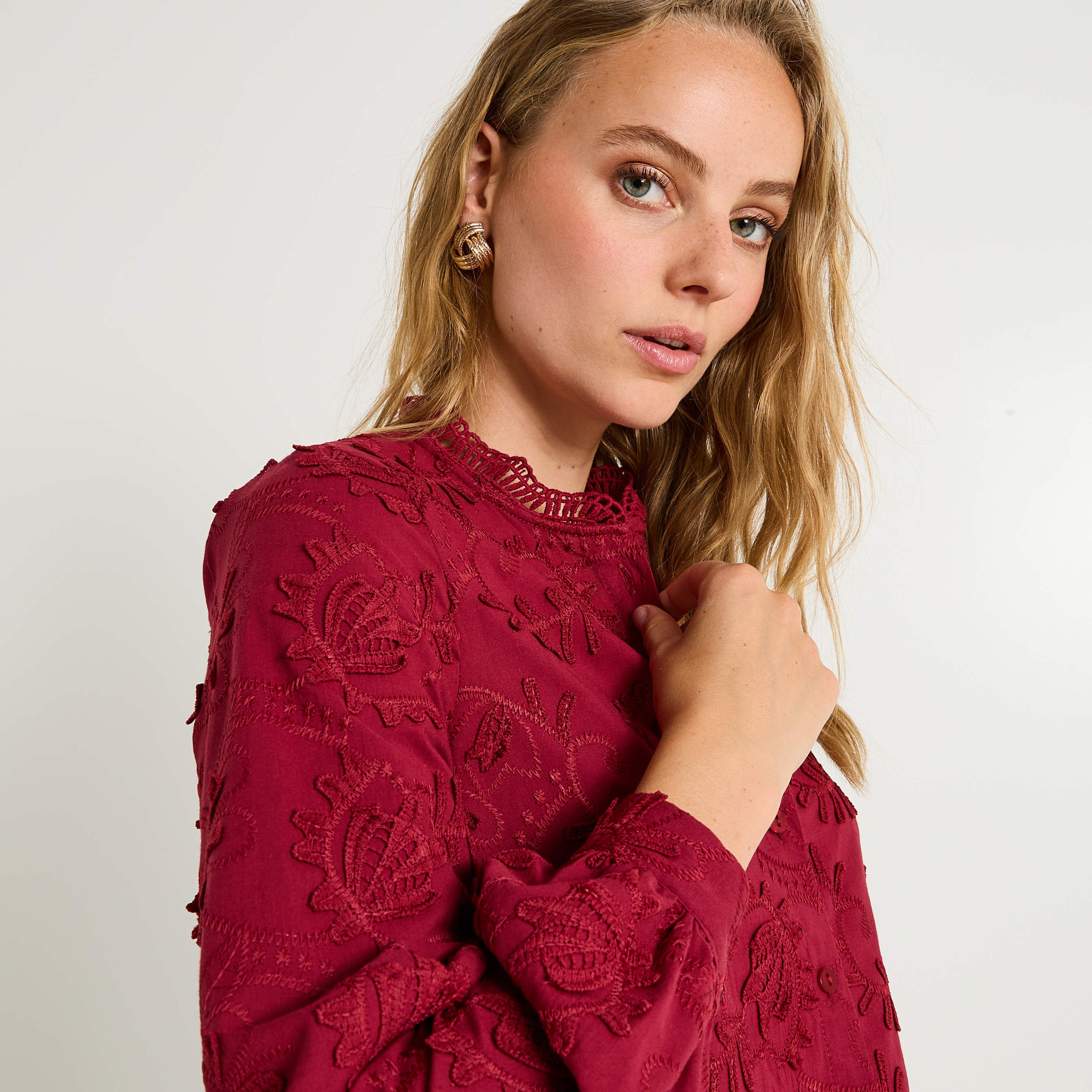 Chemise brod&eacute;e &agrave; col montant femme