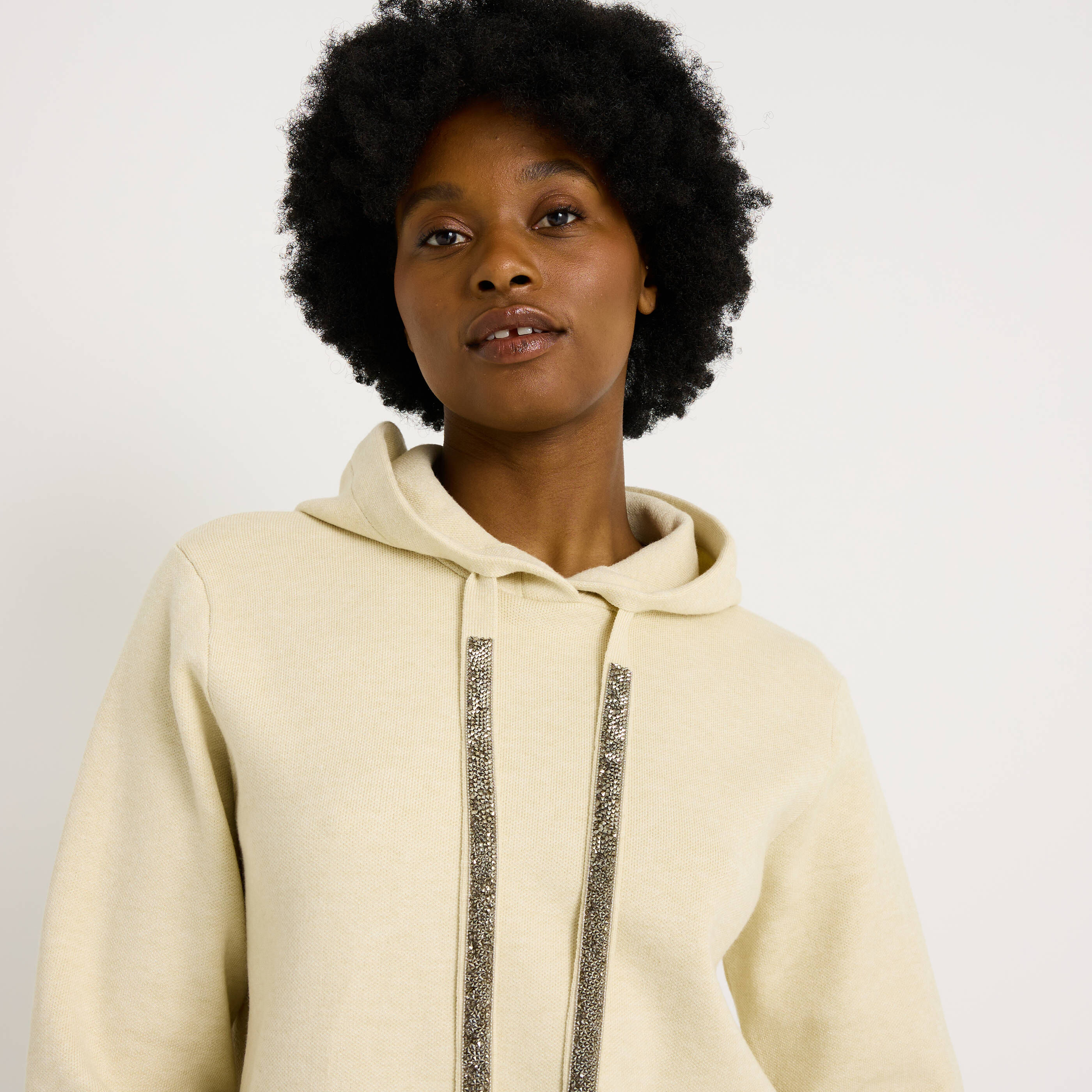 Pull bi-mati&egrave;re &agrave; capuche femme