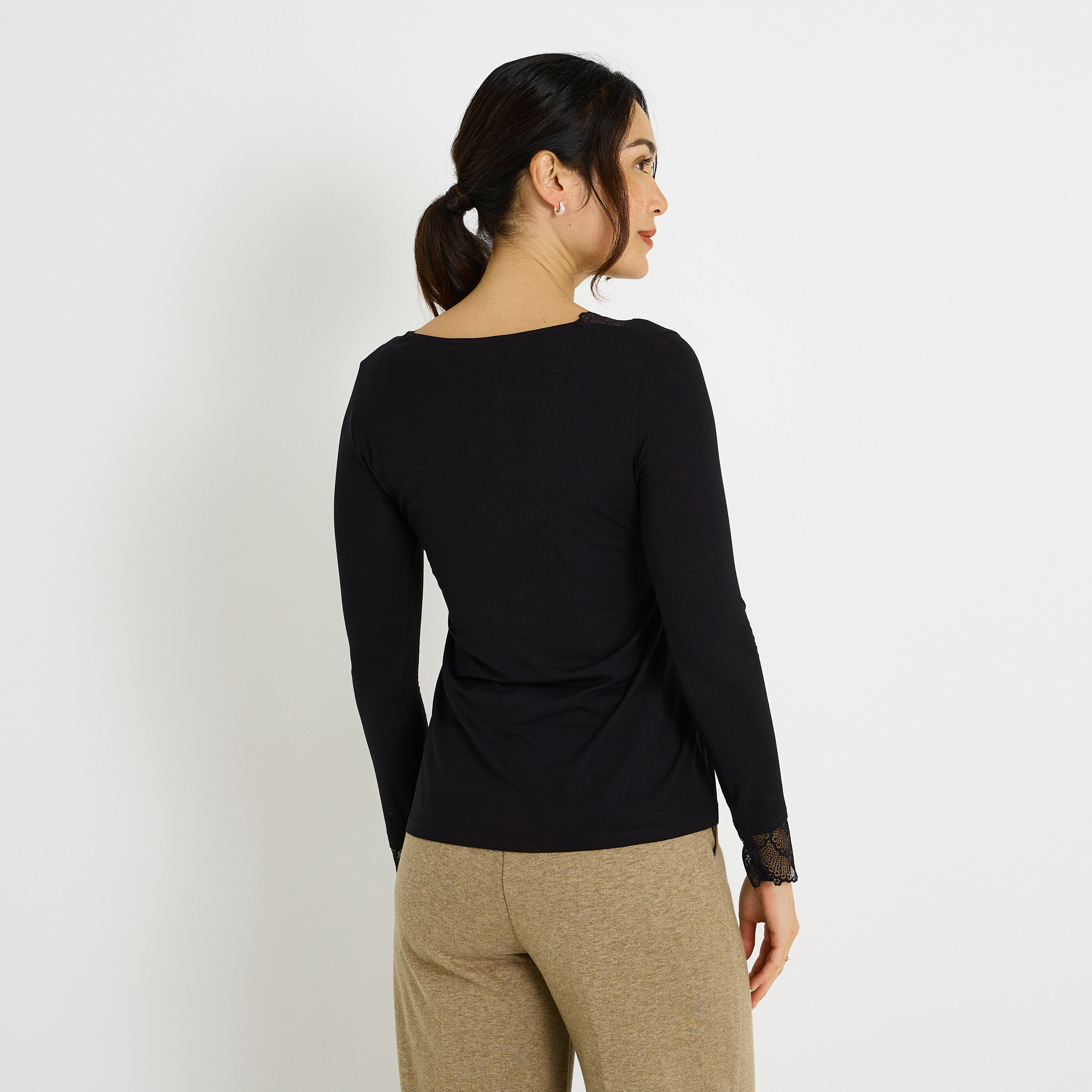 T-shirt col V &agrave; d&eacute;tails ajour&eacute;s femme