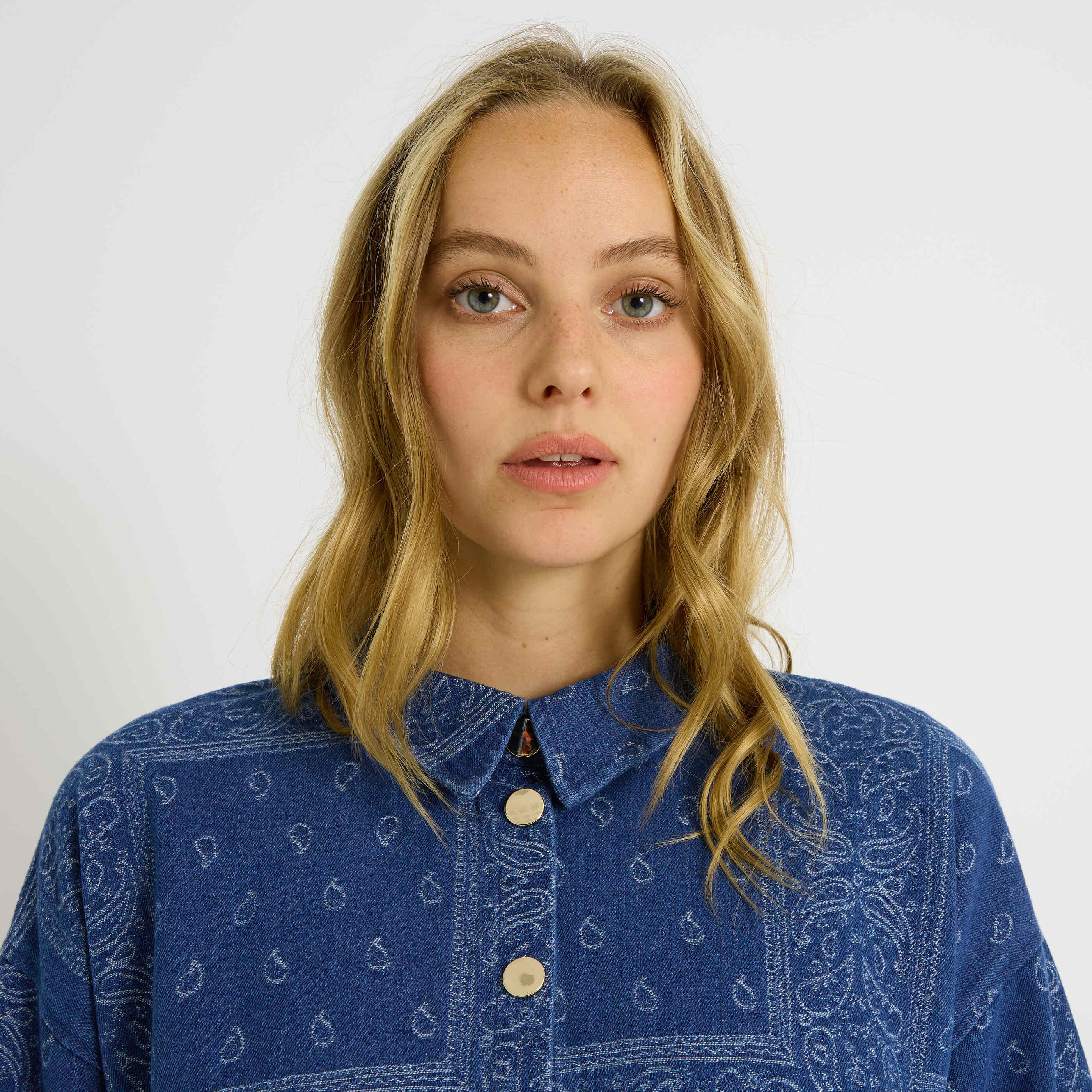 Chemise denim imprim&eacute; paisley femme