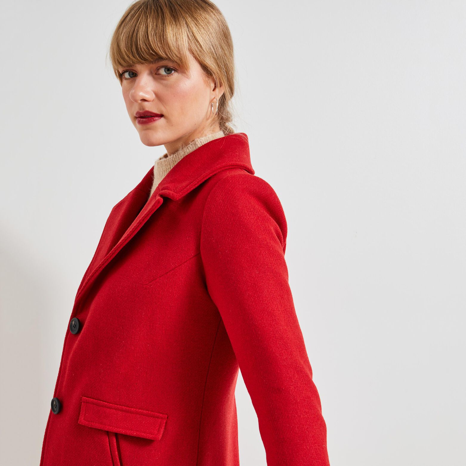 Manteau par-dessus femme