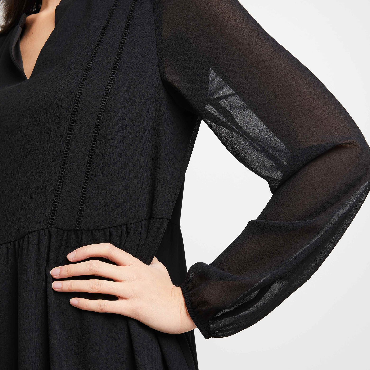 Robe noir avec jeu de transparence