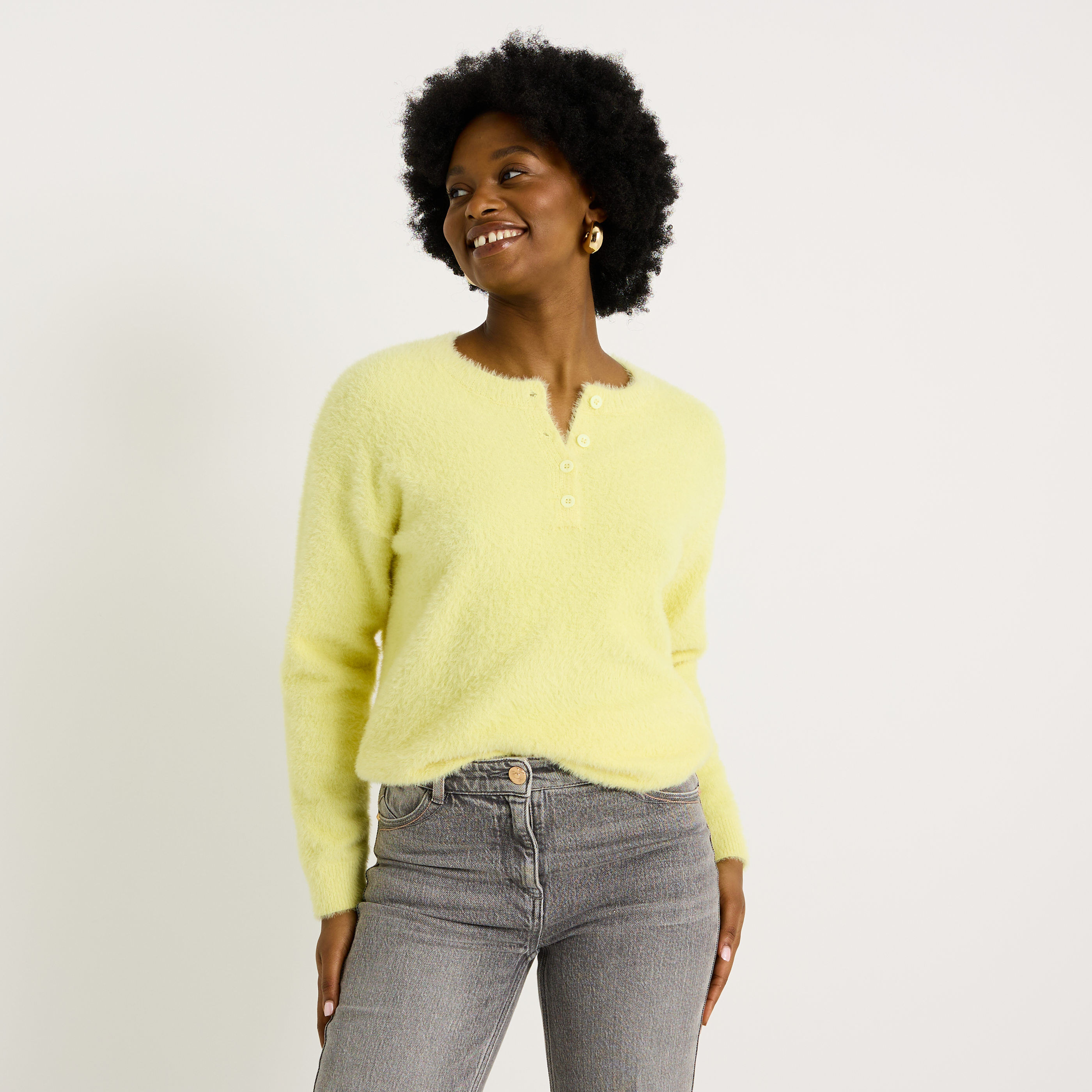 Pull fluffy col boutonn&eacute; femme