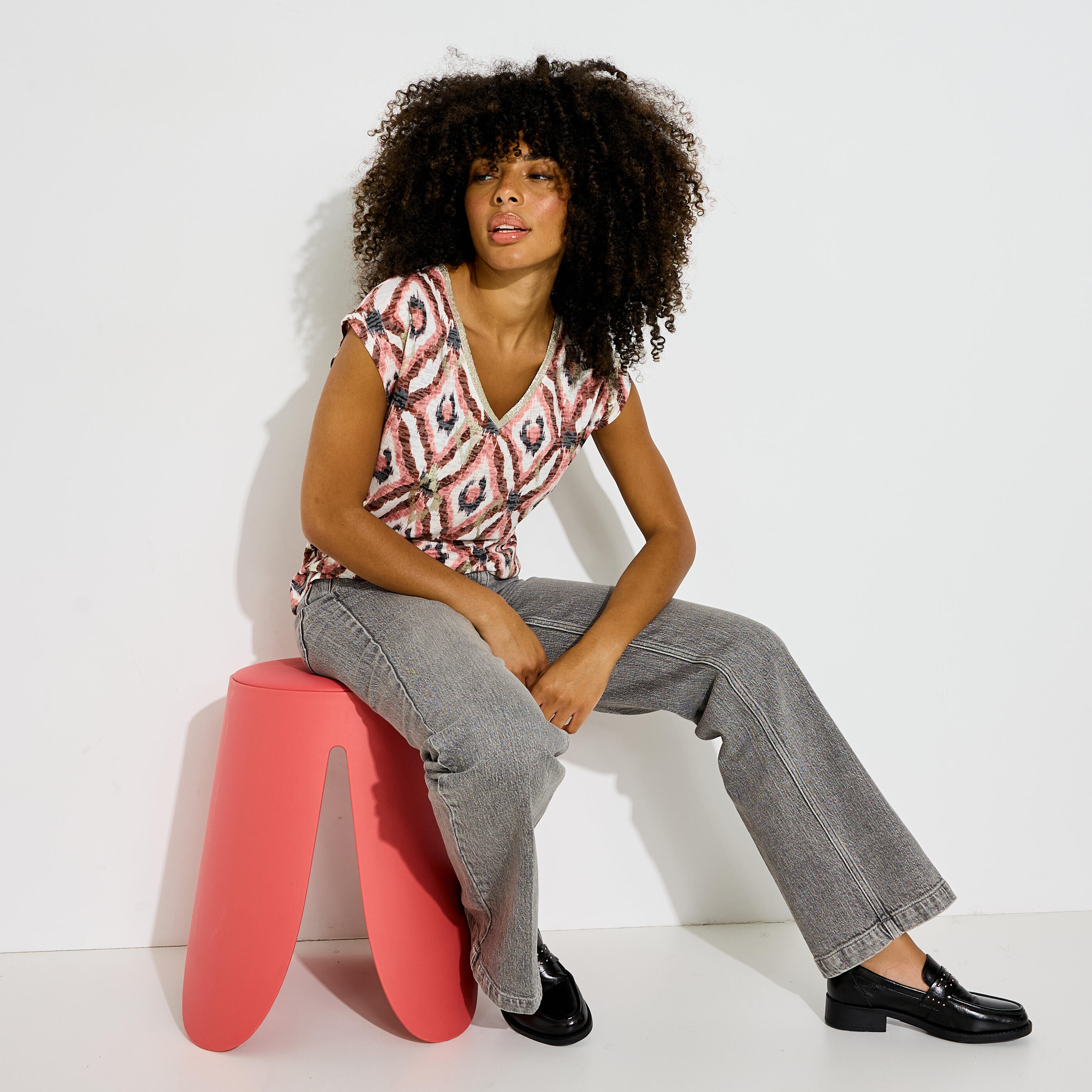 T-shirt col V imprim&eacute; g&eacute;om&eacute;trique femme