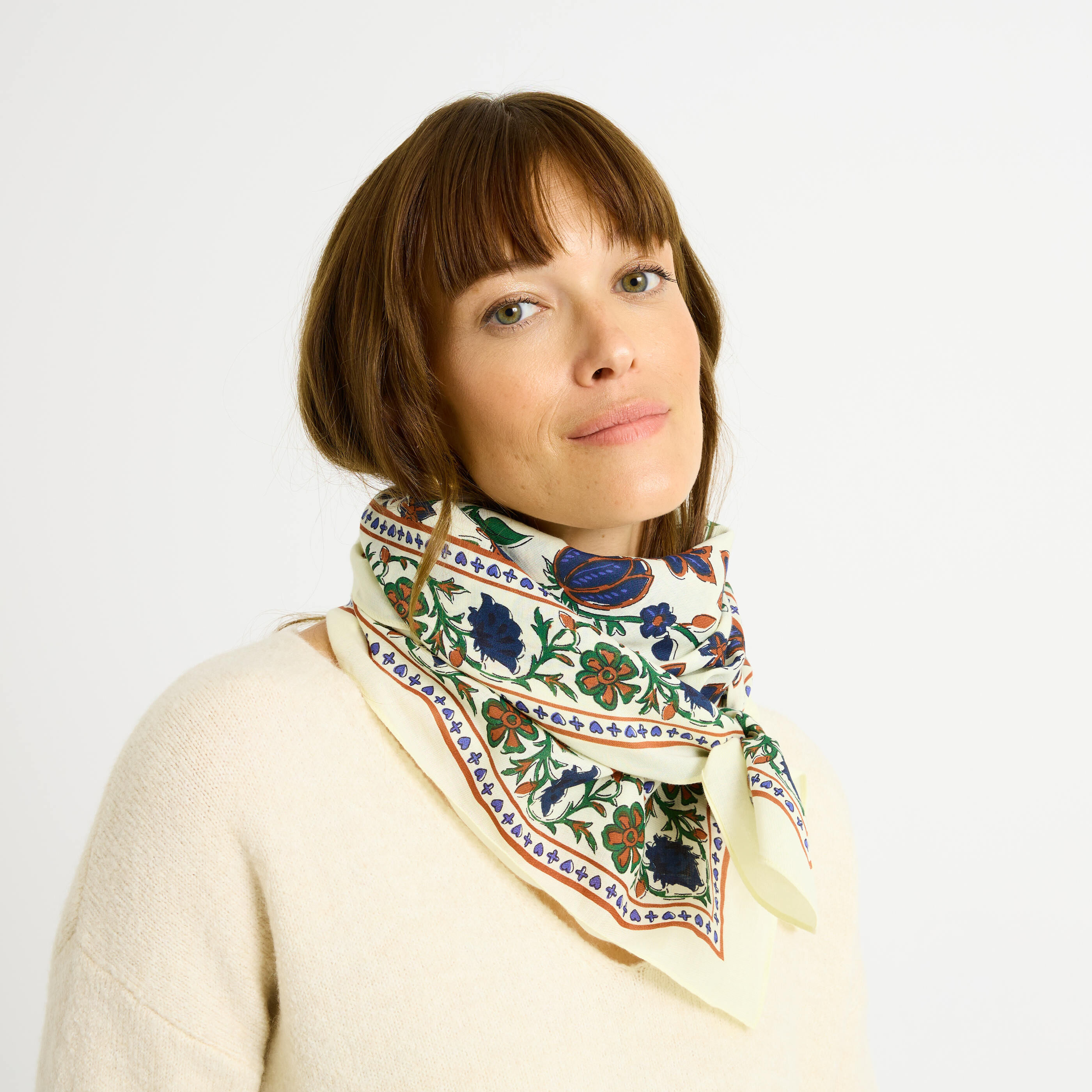 Foulard carr&eacute; imprim&eacute; fleuri femme
