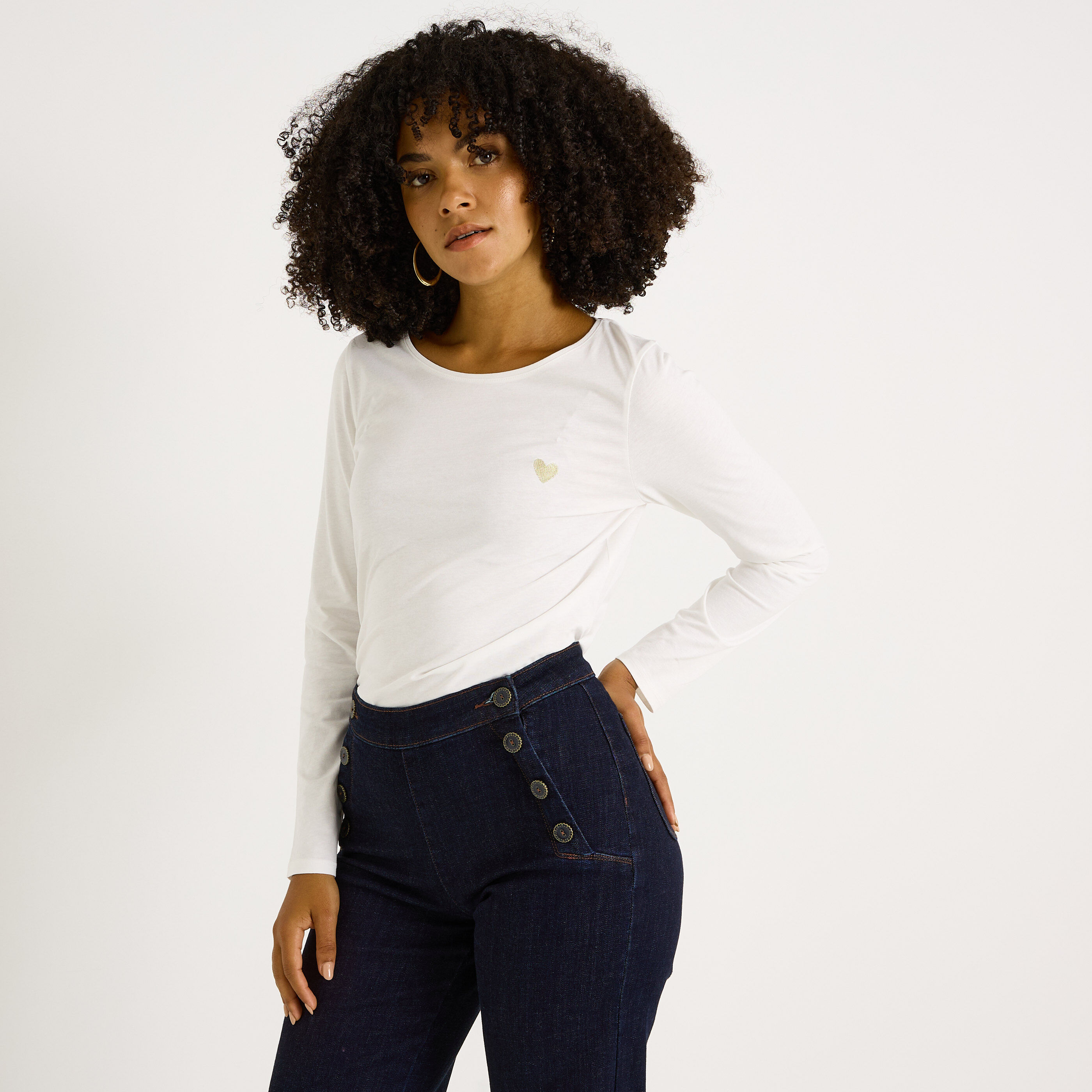 T-shirt uni avec c&oelig;ur brod&eacute; femme