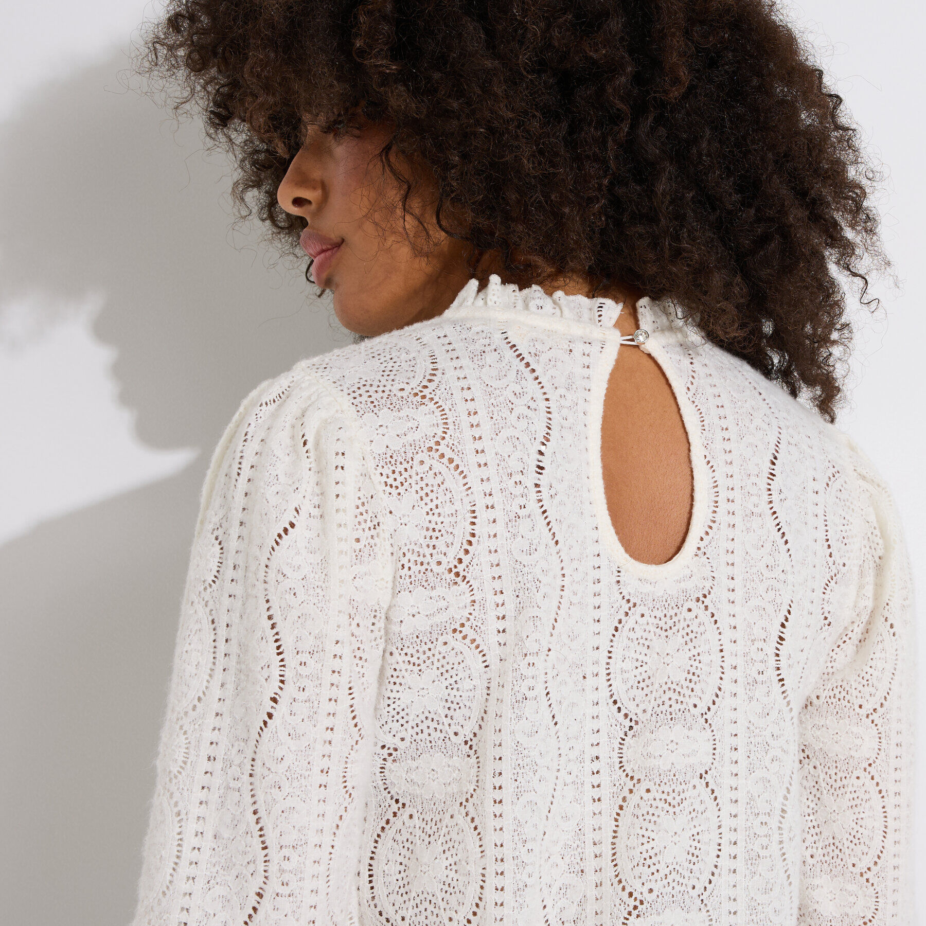 Blouse ajour&eacute;e col montant femme