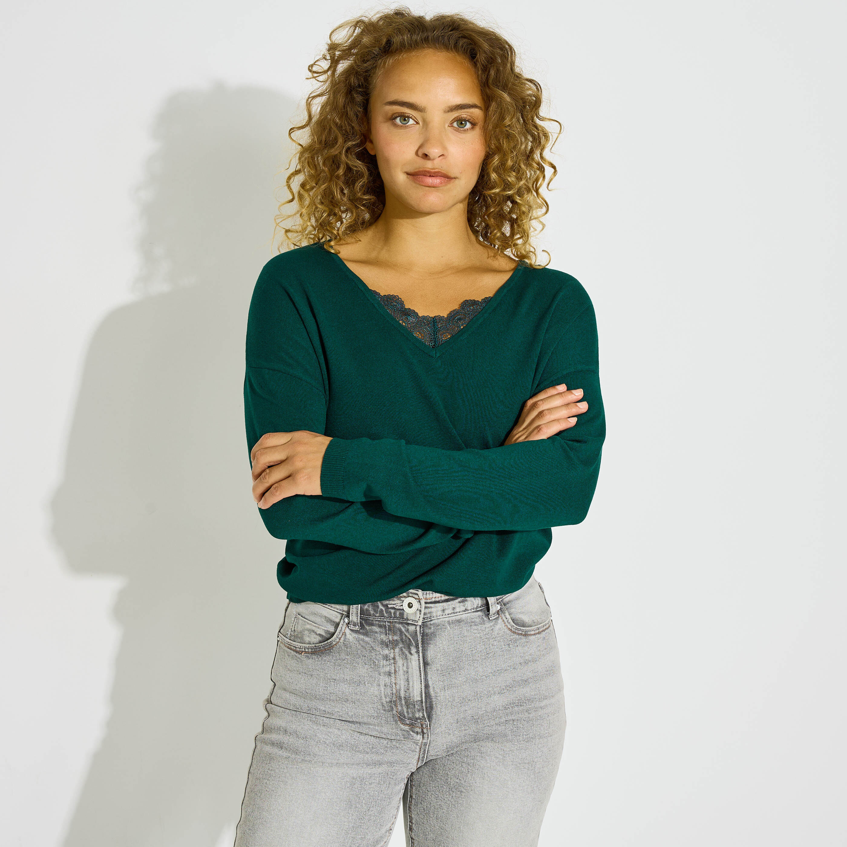 Pull ample col V encolure ajour&eacute;e femme