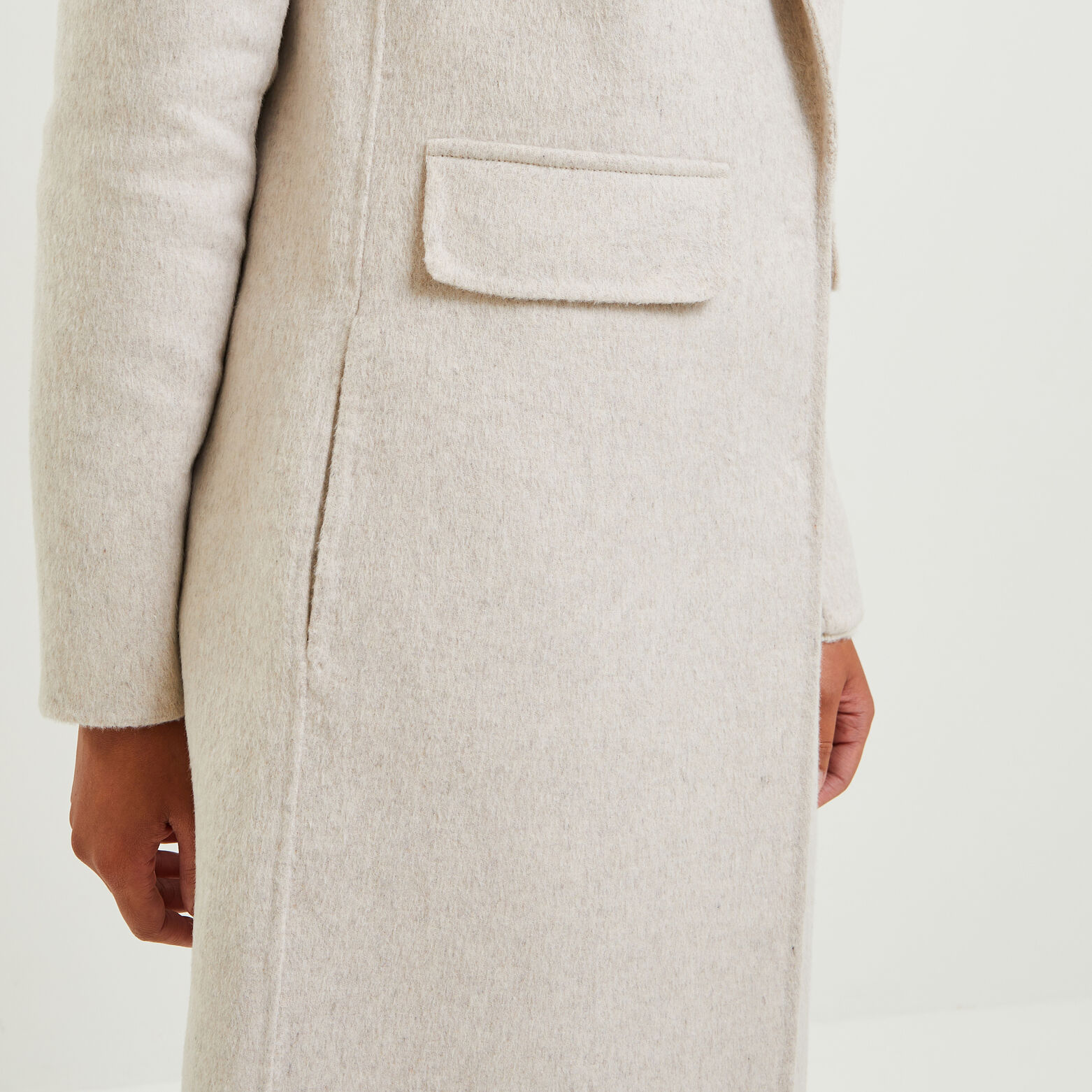 Manteau par-dessus femme