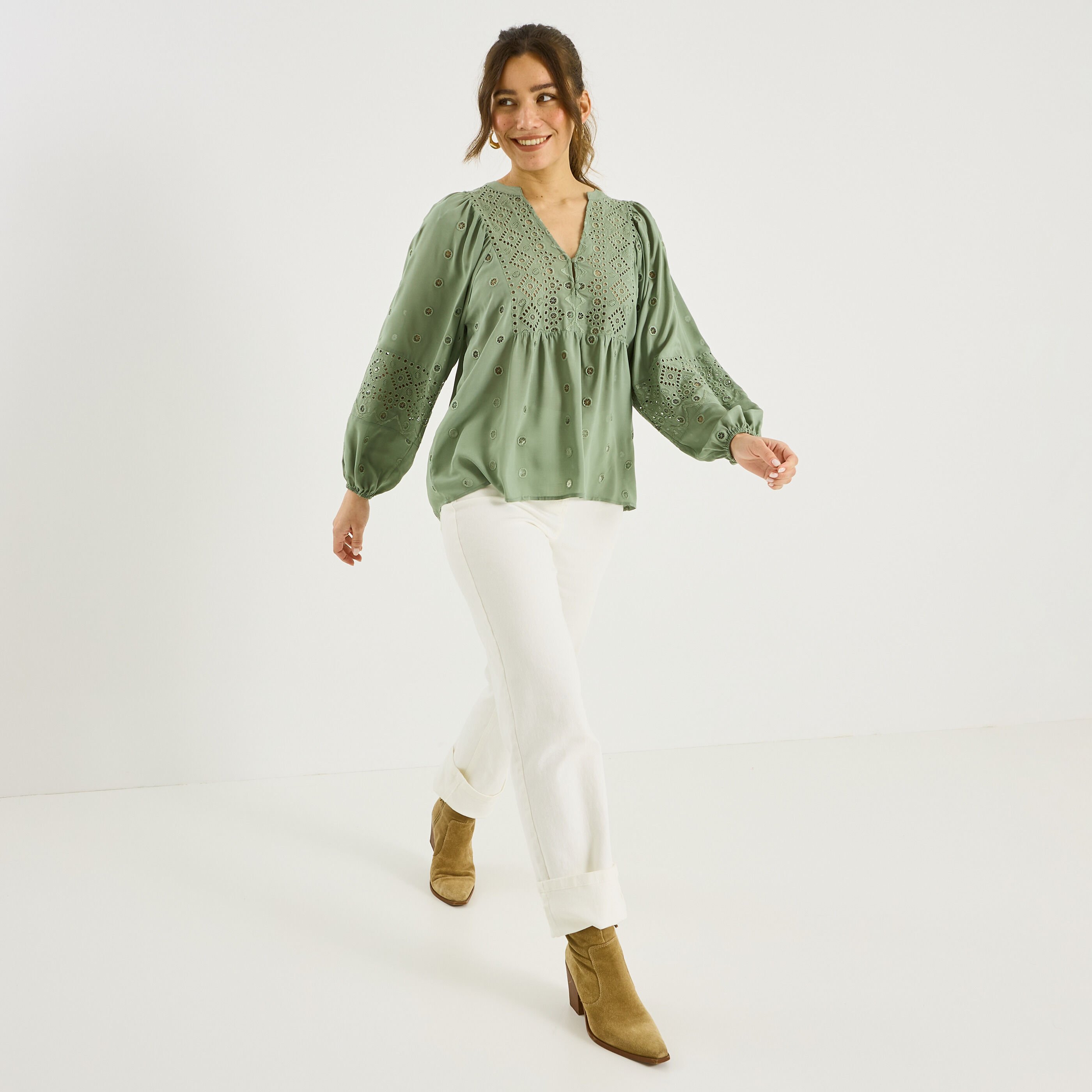 Blouse broderie ajour&eacute;e femme
