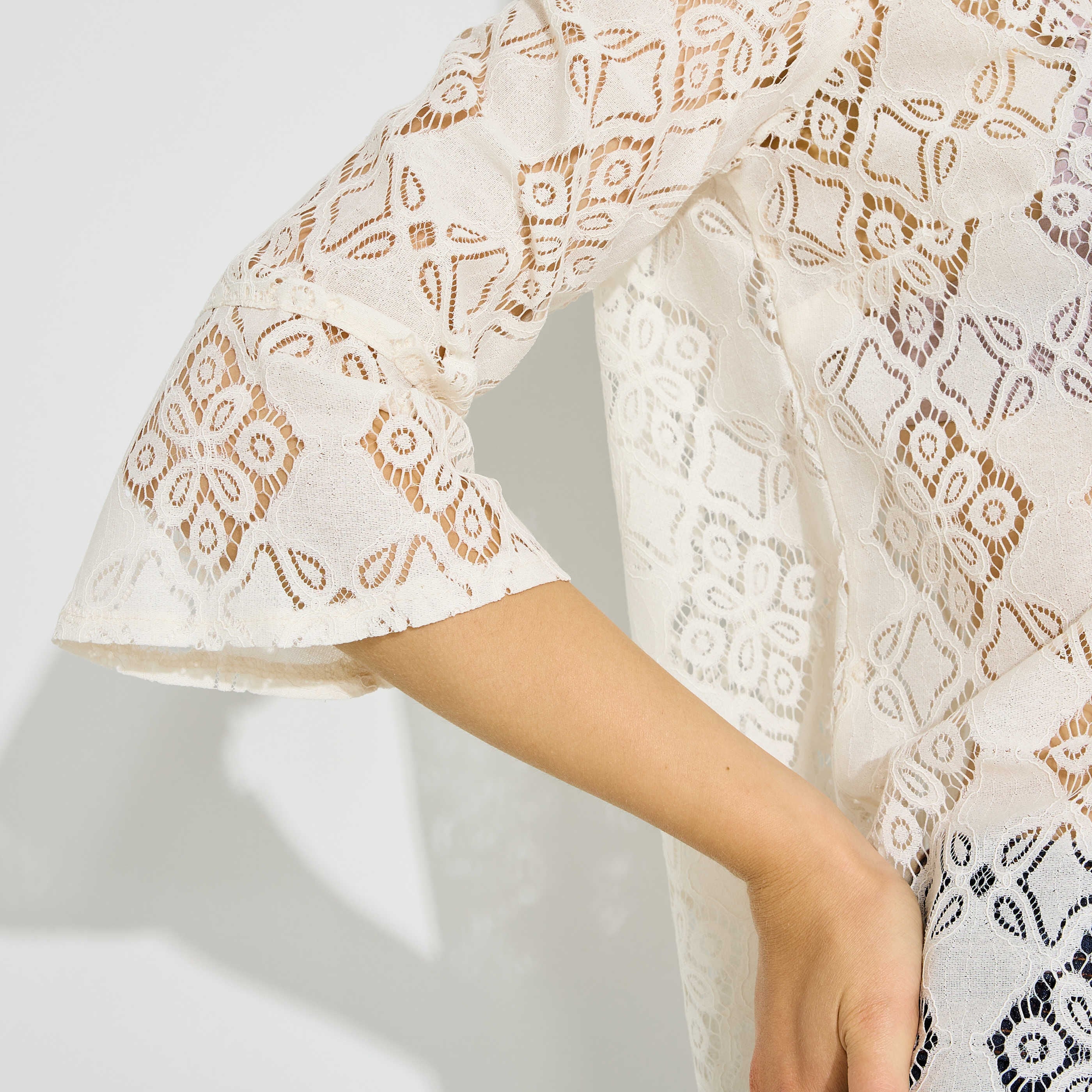 Blouse ajour&eacute;e col volant&eacute; femme