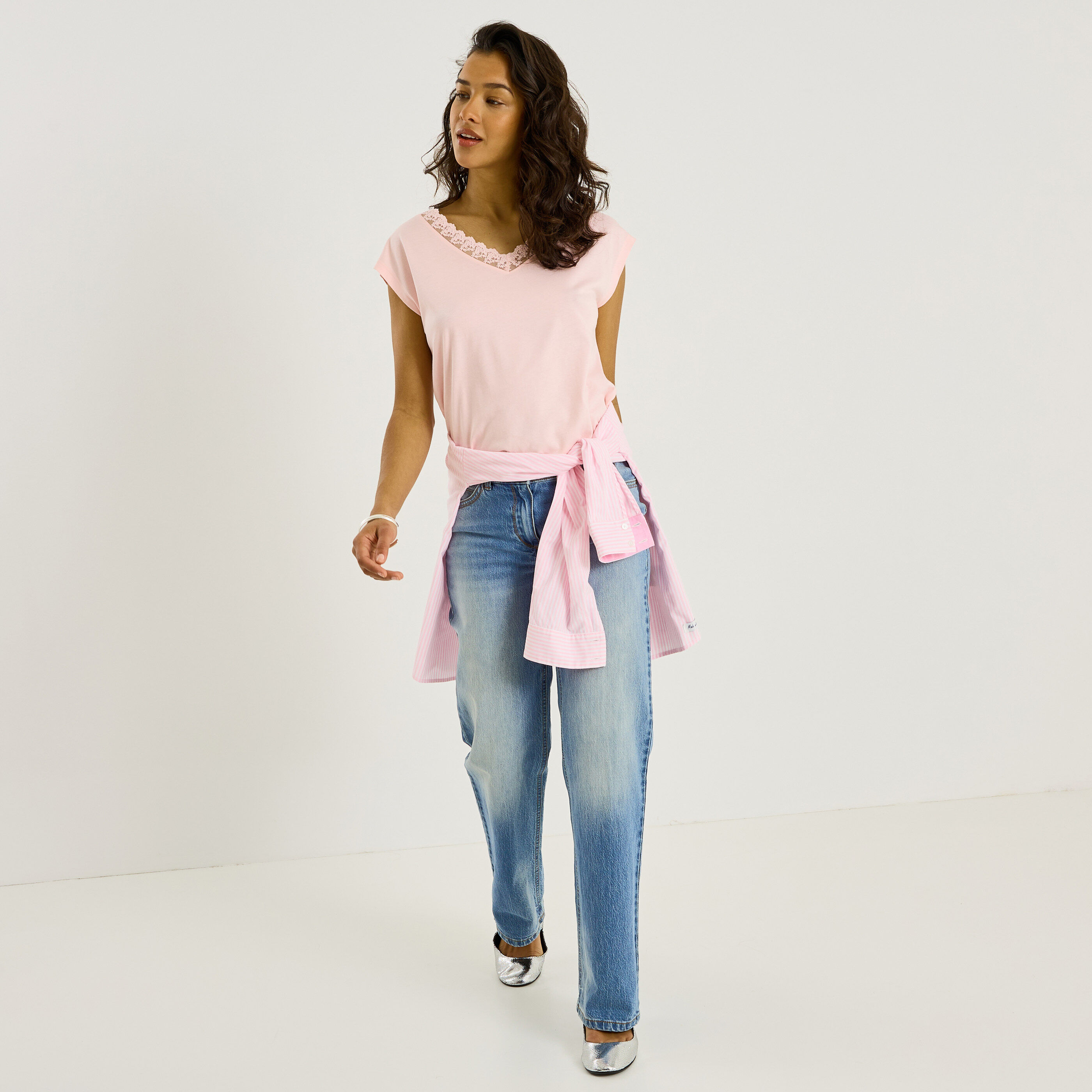 T-shirt uni col V ajour&eacute; femme