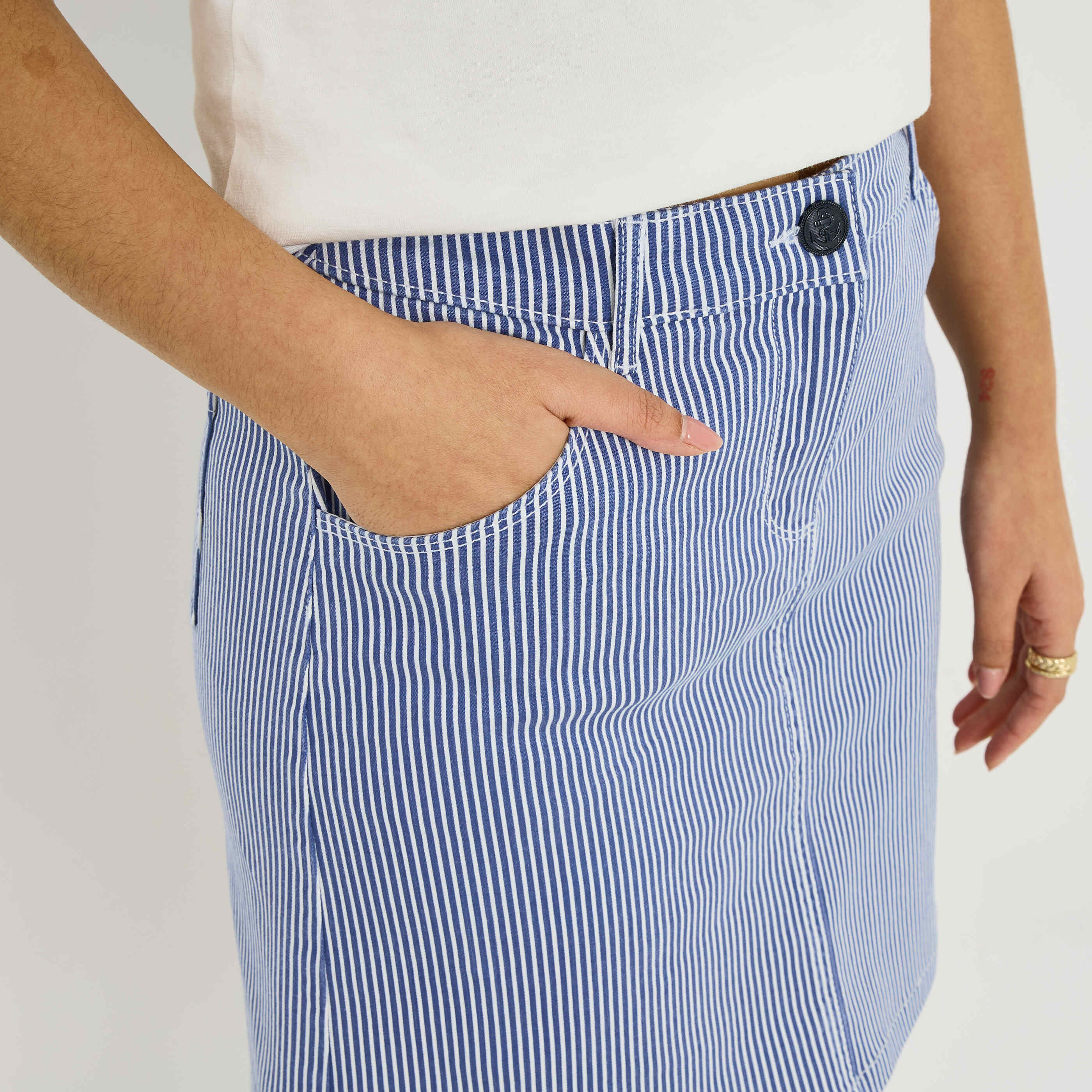 Jupe courte en jean ray&eacute;