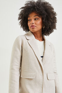 Manteau par-dessus femme
