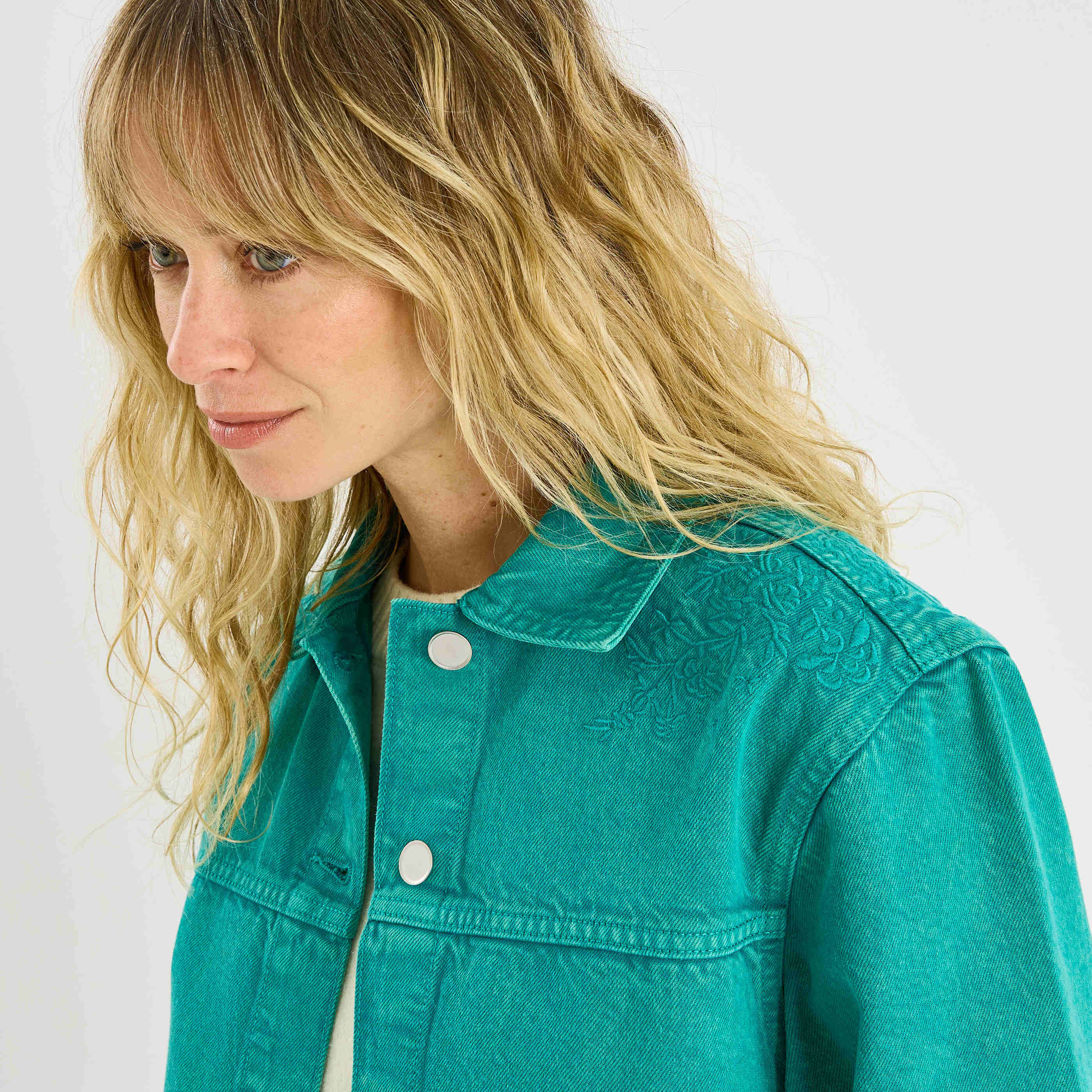 Veste en jean brod&eacute;e &agrave; col chemise femme