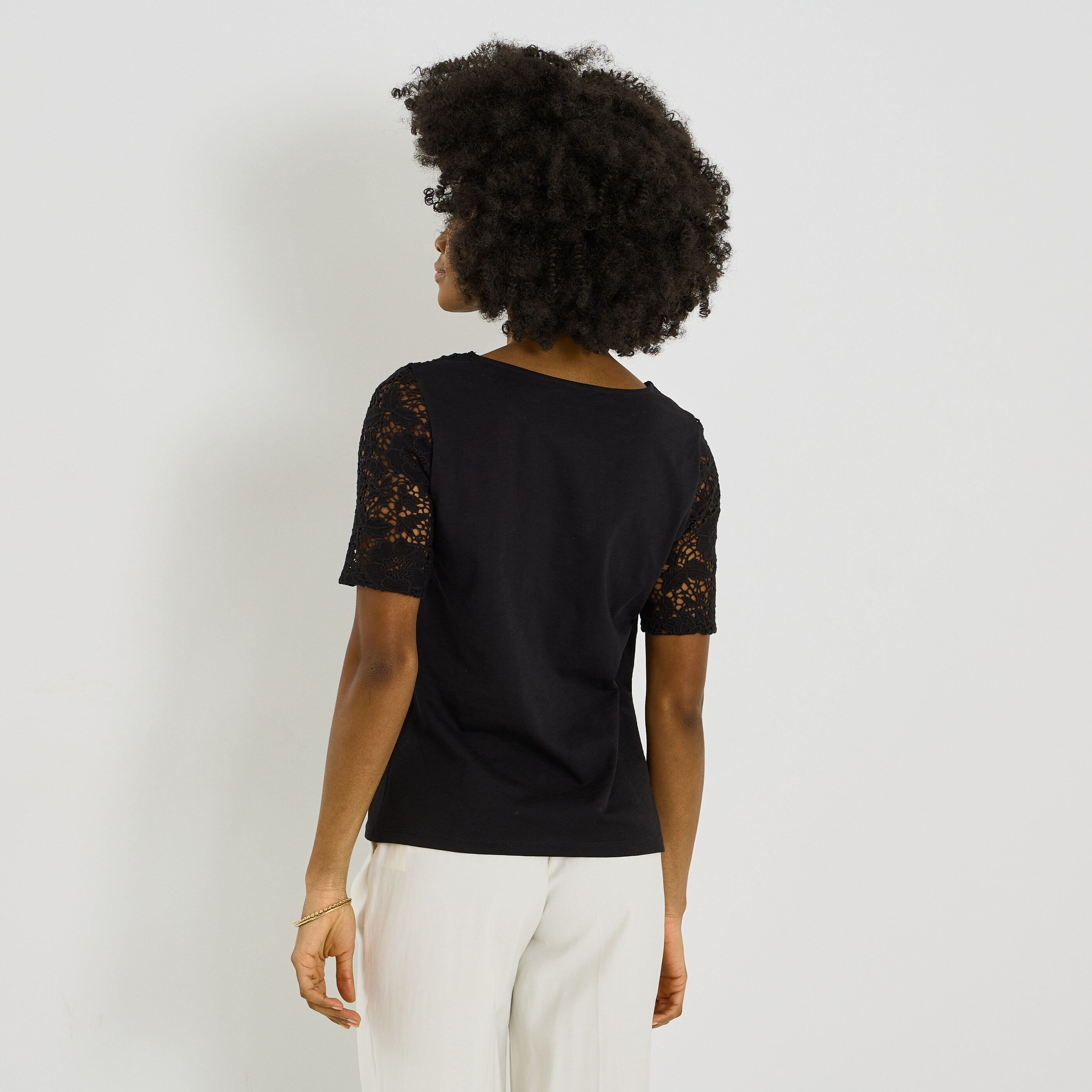 T-shirt d&eacute;tails ajour&eacute;s femme