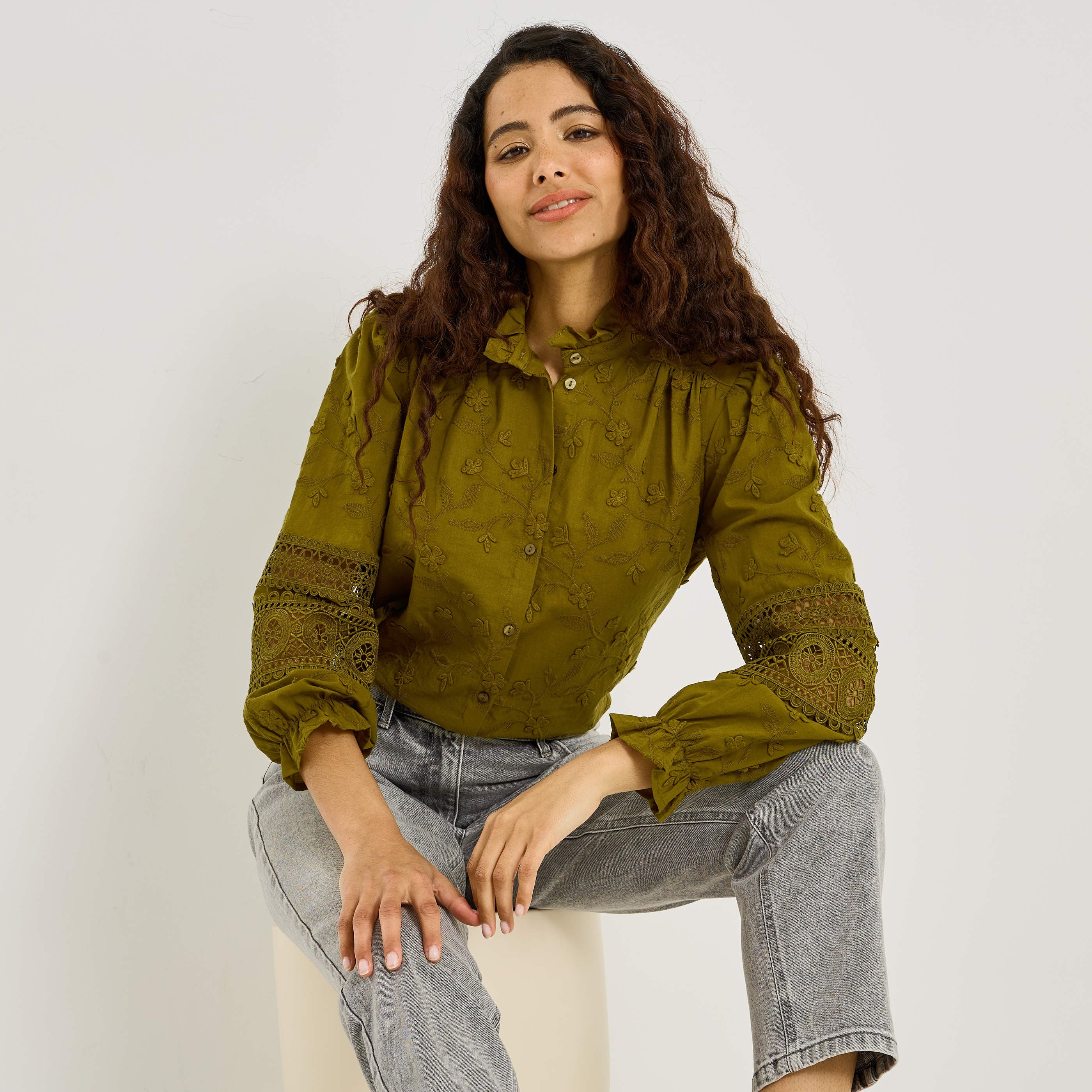 Chemise brod&eacute;e d&eacute;tails ajour&eacute;s femme