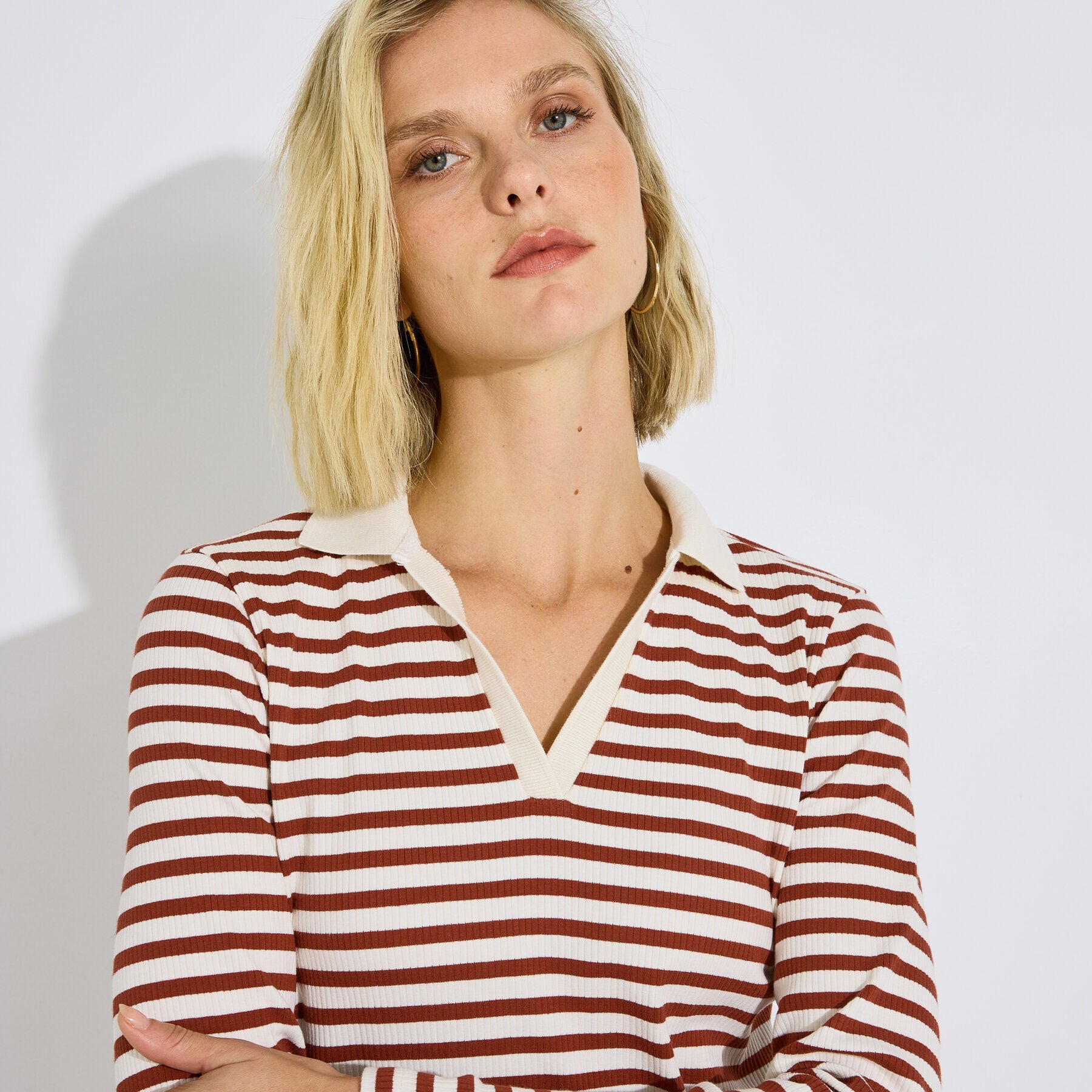 T-shirt col polo ray&eacute; femme