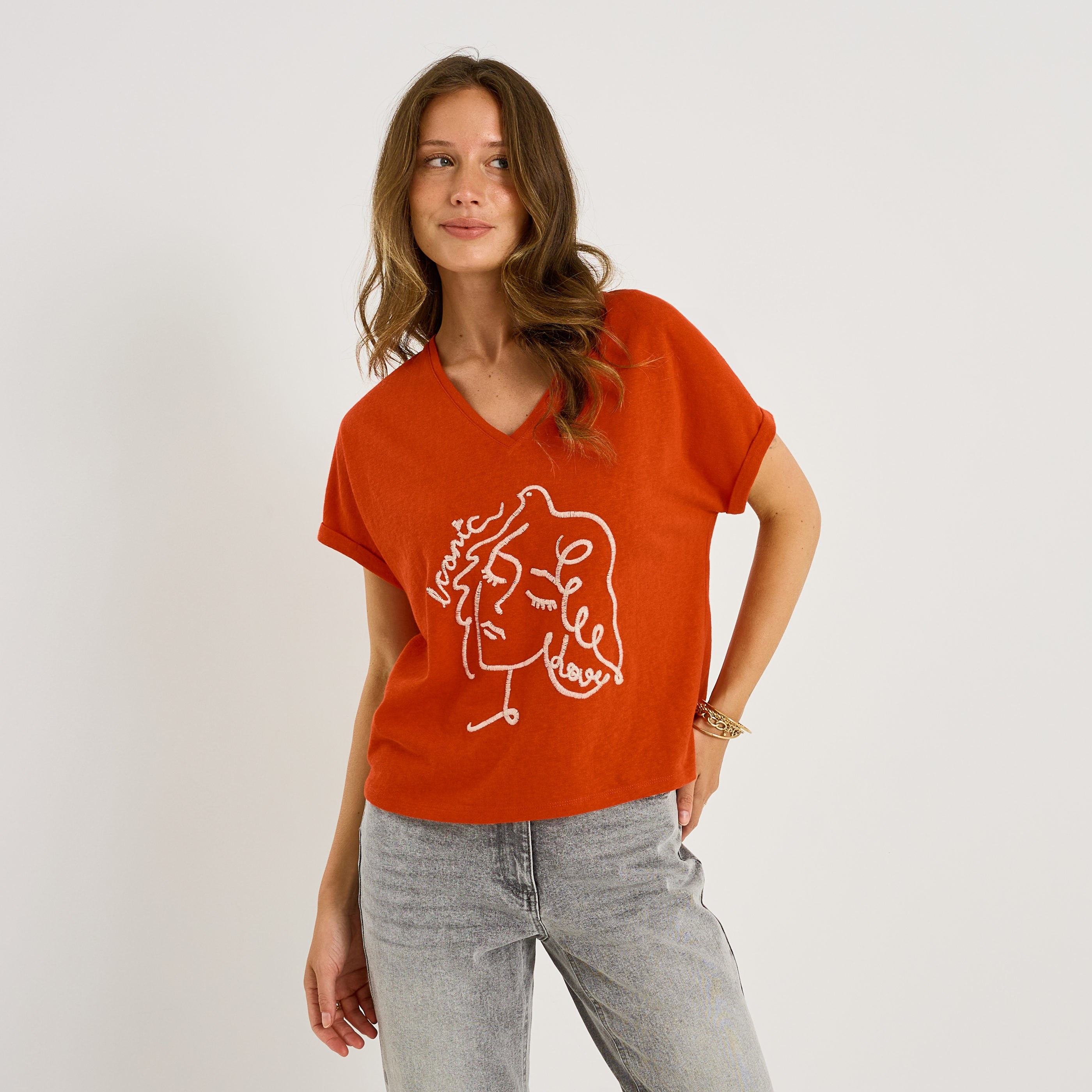 T-shirt brod&eacute; col V femme