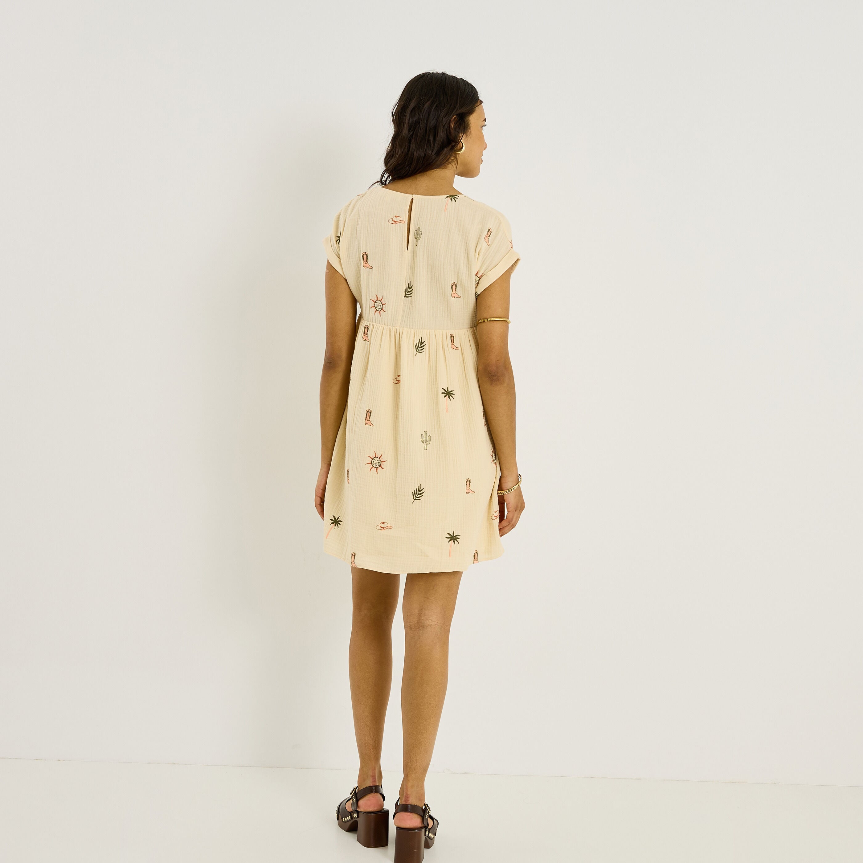 Robe courte brod&eacute;e en gaze de coton