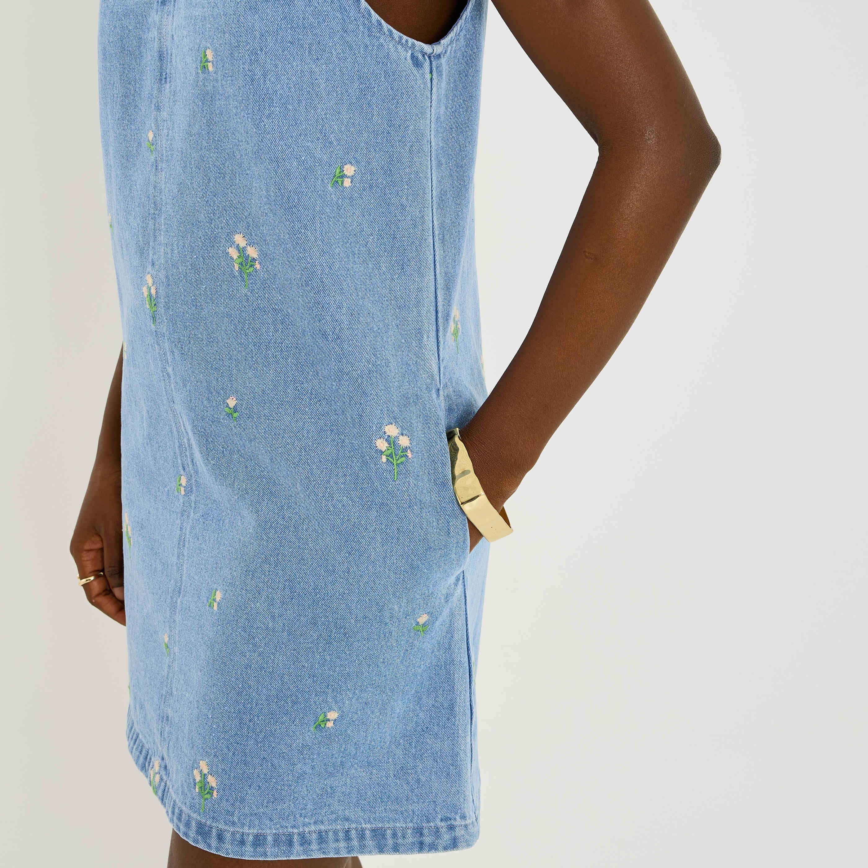 Robe courte en denim broderies florales