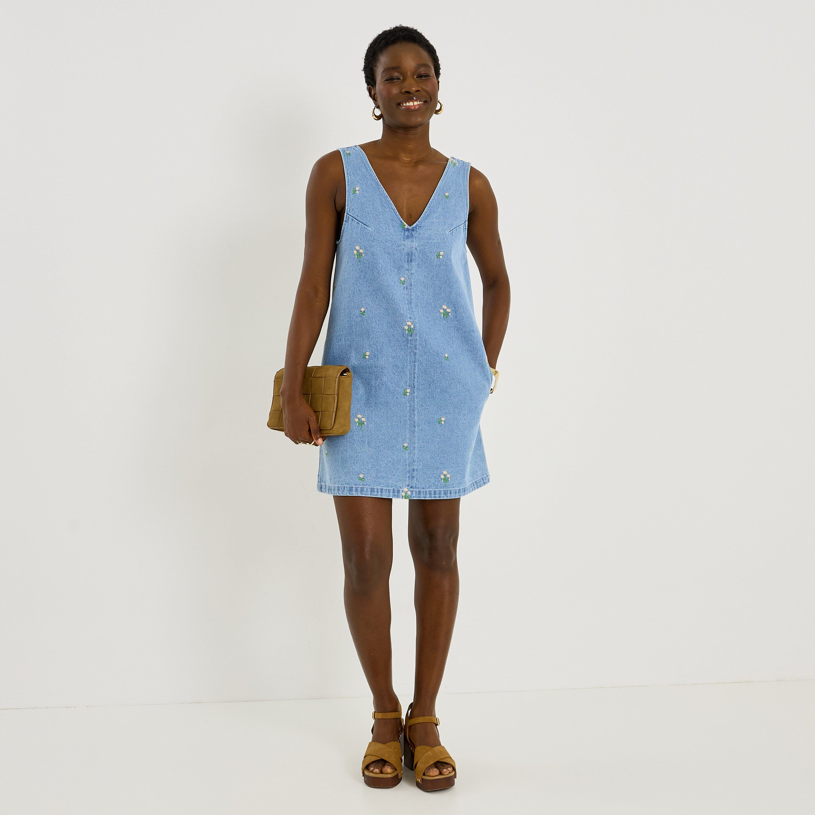Robe courte en denim broderies florales