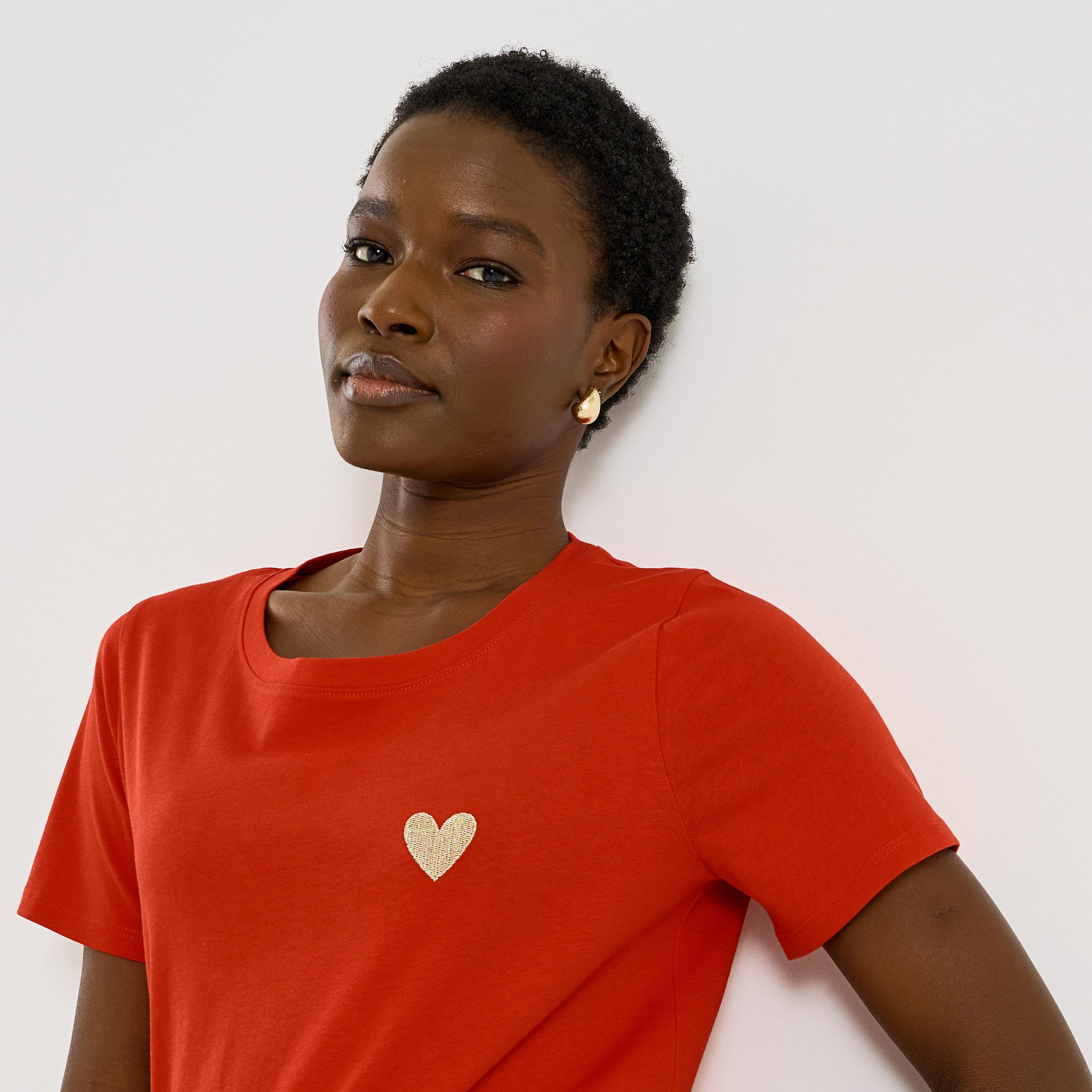 T-shirt col rond c&oelig;ur brod&eacute; femme