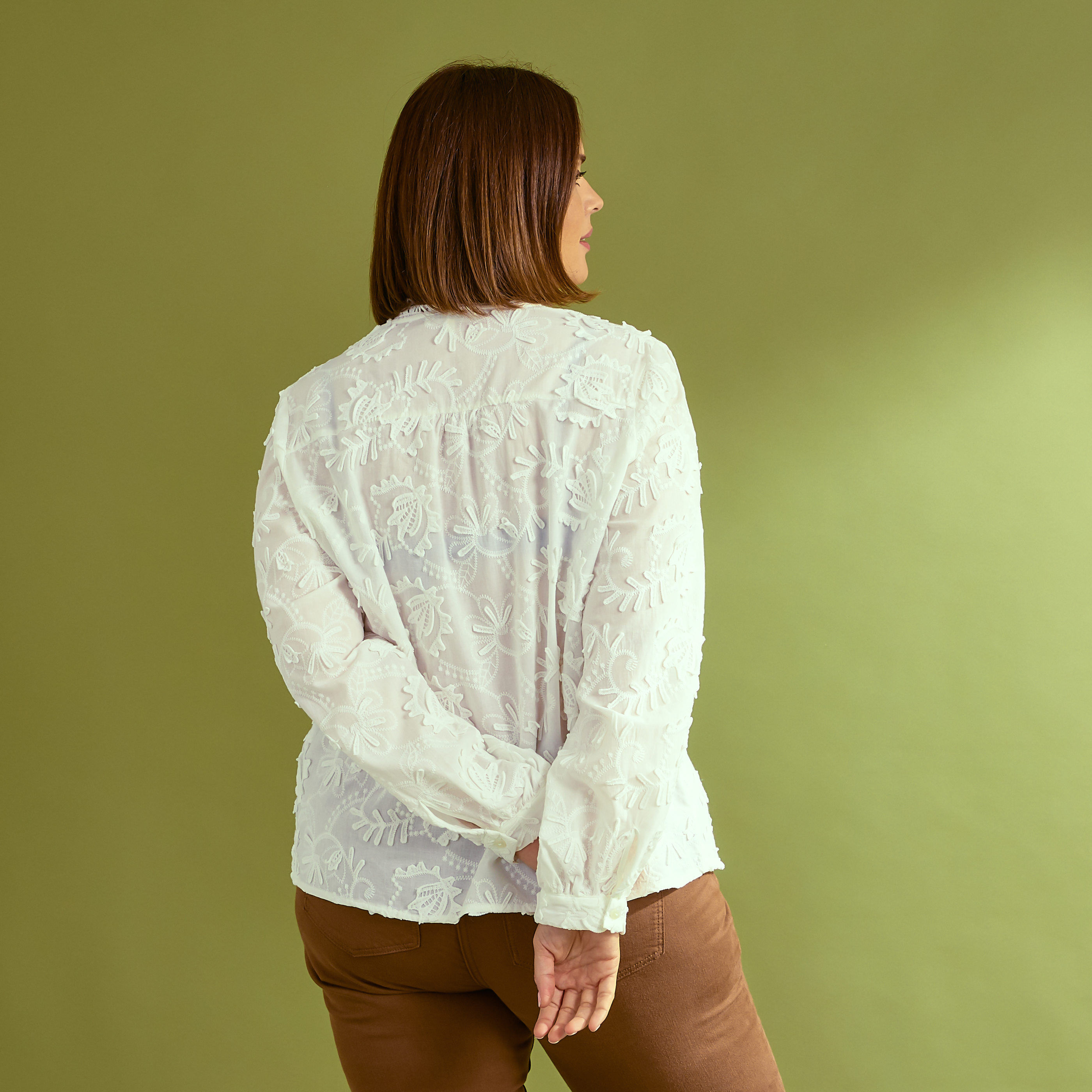 Chemise brod&eacute;e &agrave; col montant femme