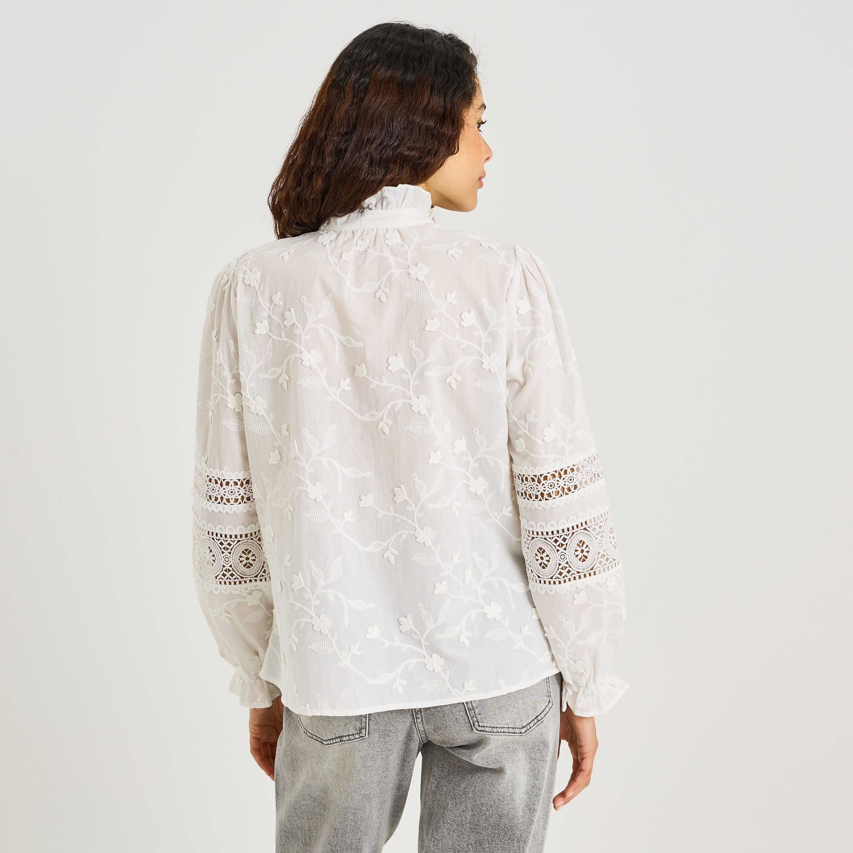 Chemise brod&eacute;e d&eacute;tails ajour&eacute;s femme