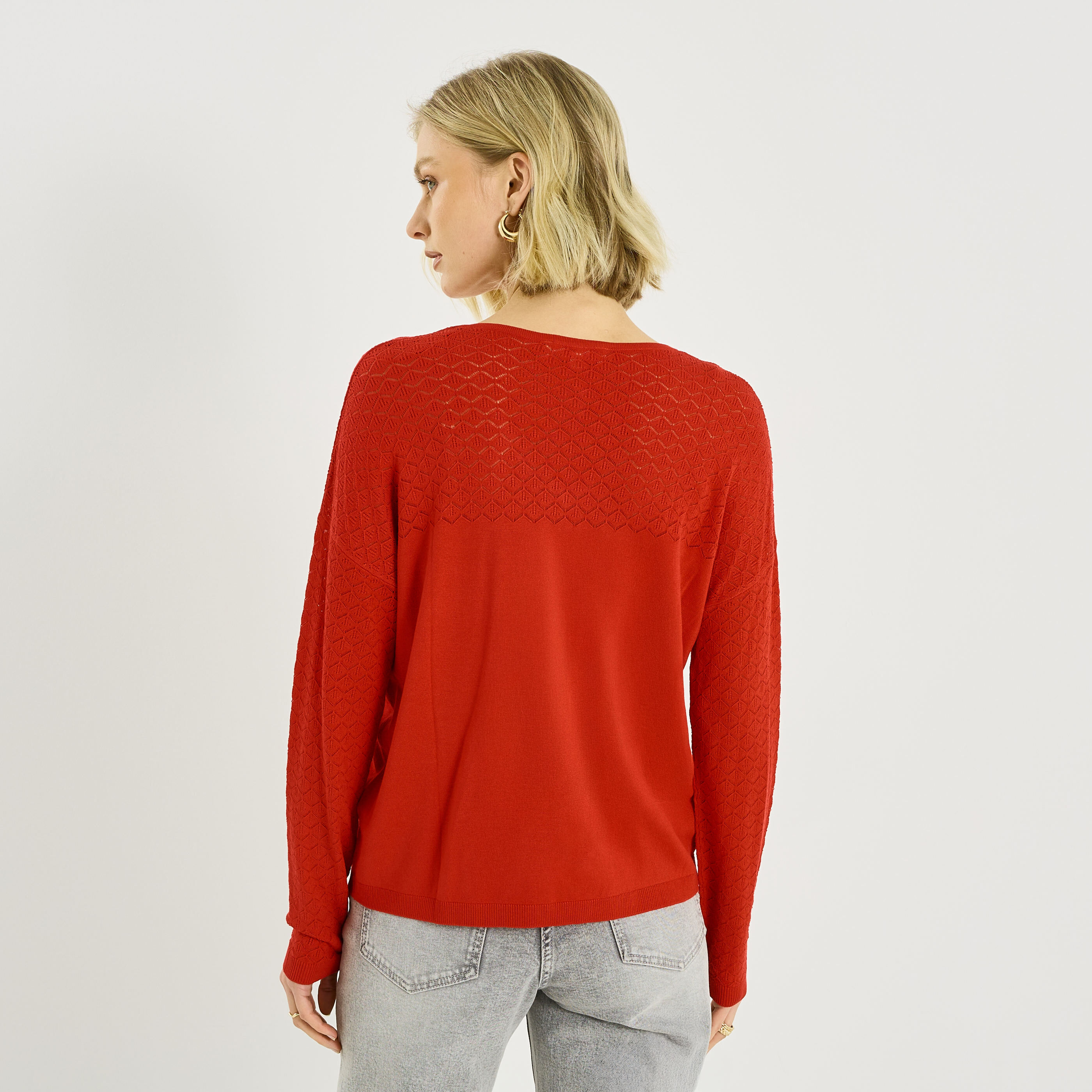 Pull col V d&eacute;tails ajour&eacute;s femme