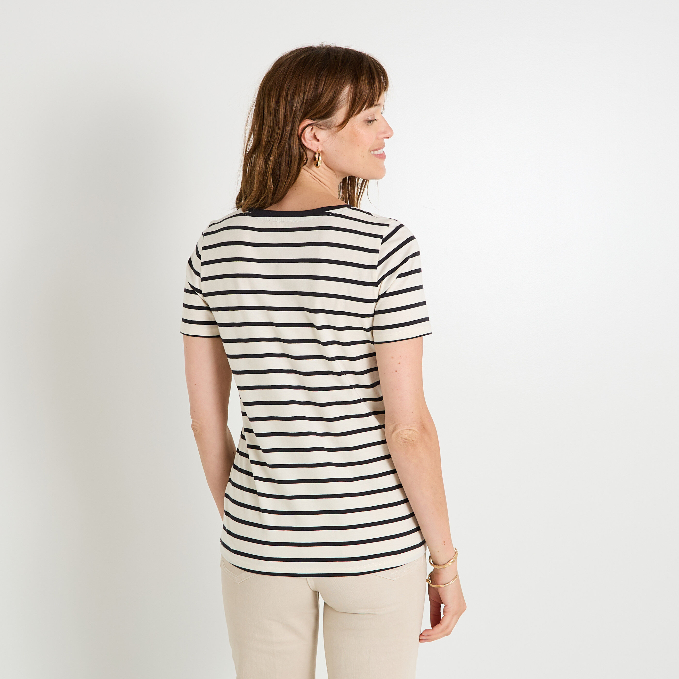 T-shirt ray&eacute; col V femme