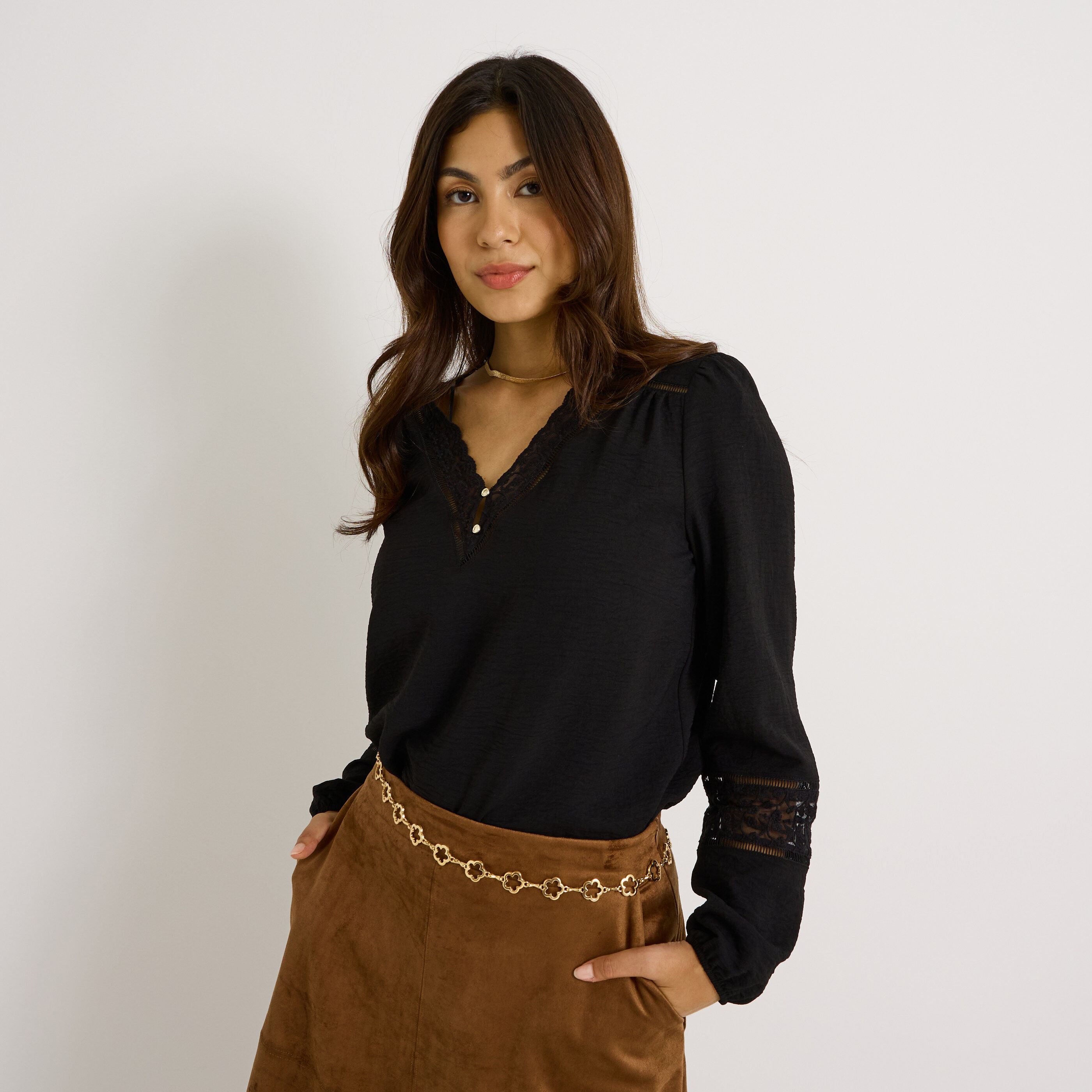 Blouse unie d&eacute;tails ajour&eacute;s femme