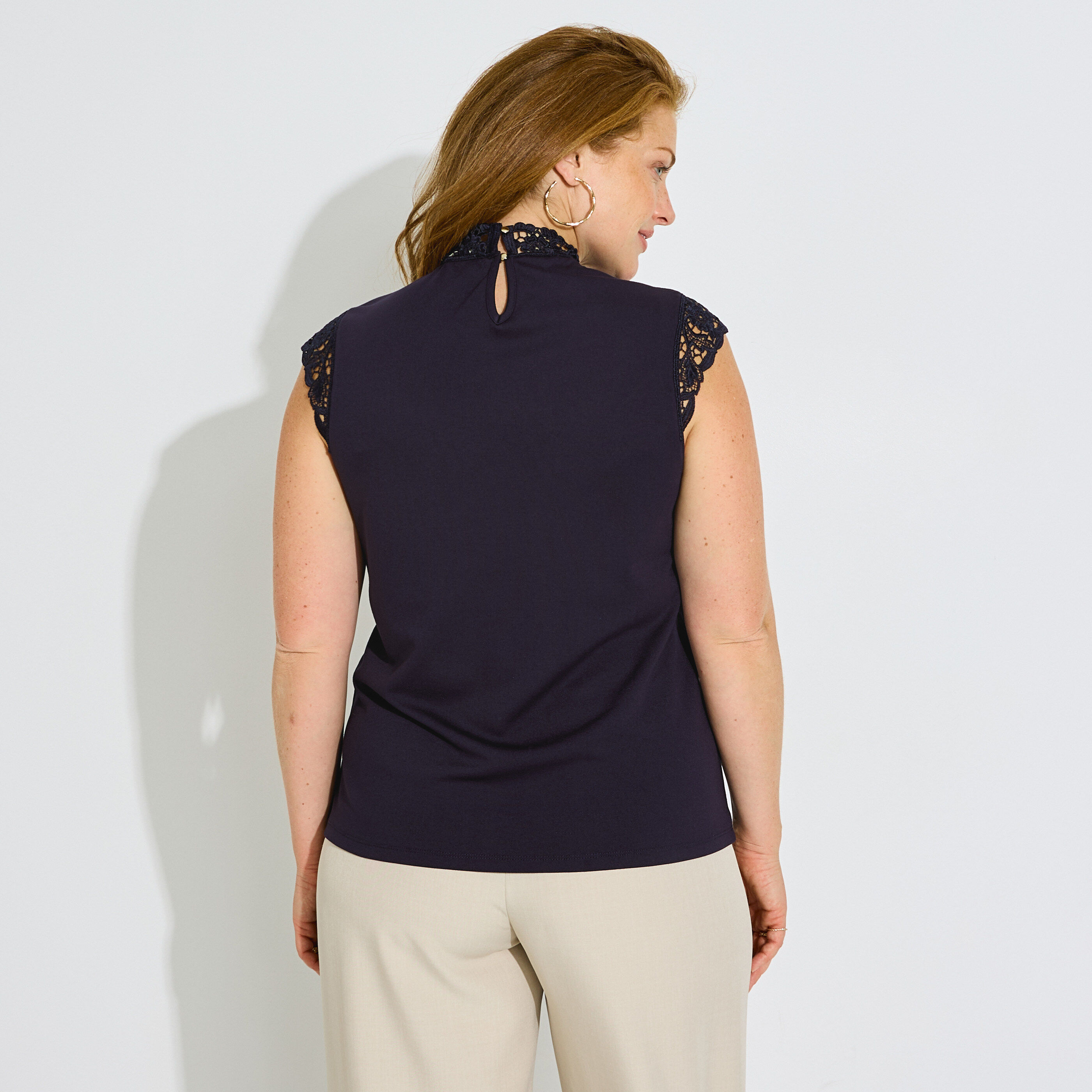 T-shirt chic col montant ajour&eacute; femme