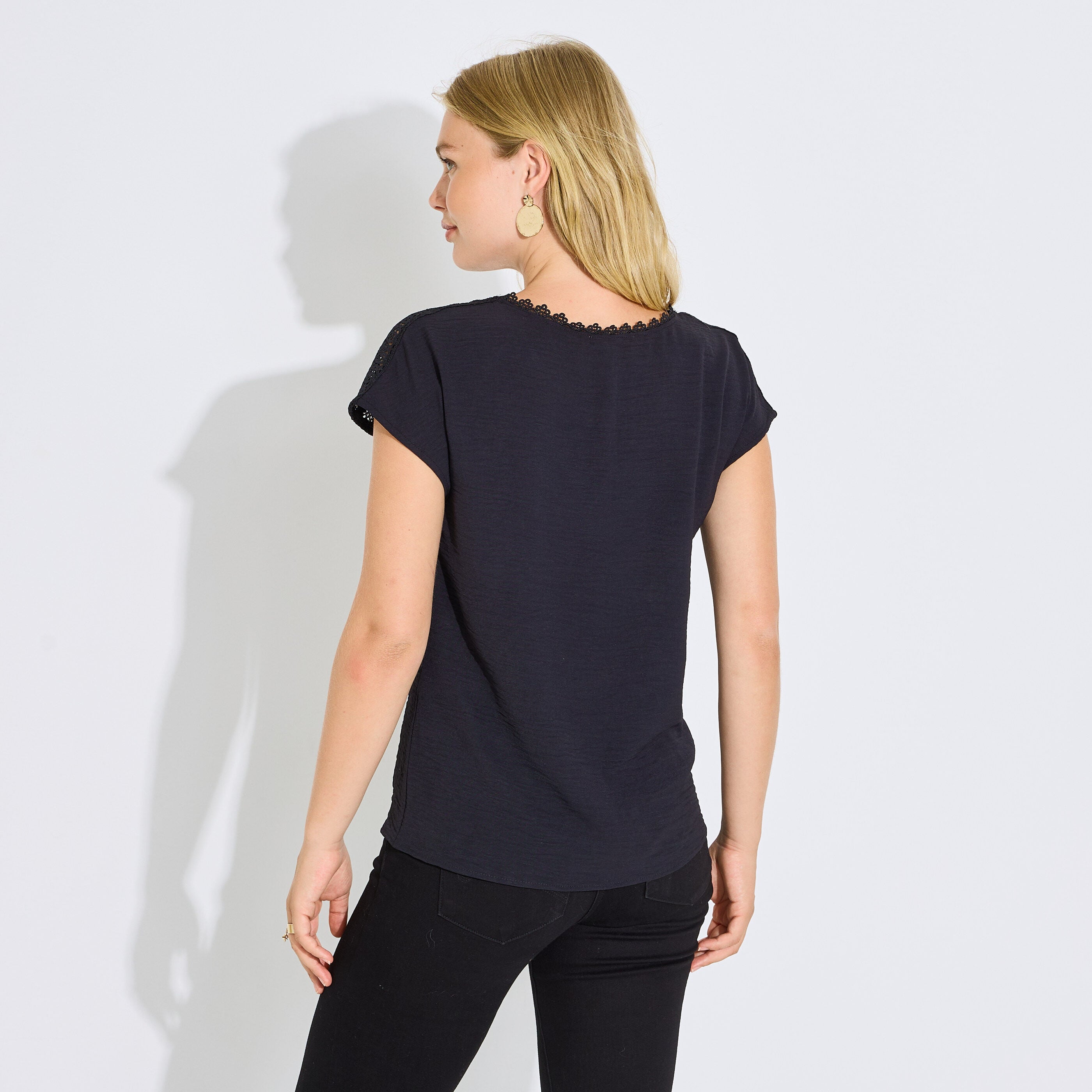 Blouse col V d&eacute;tails ajour&eacute;s femme