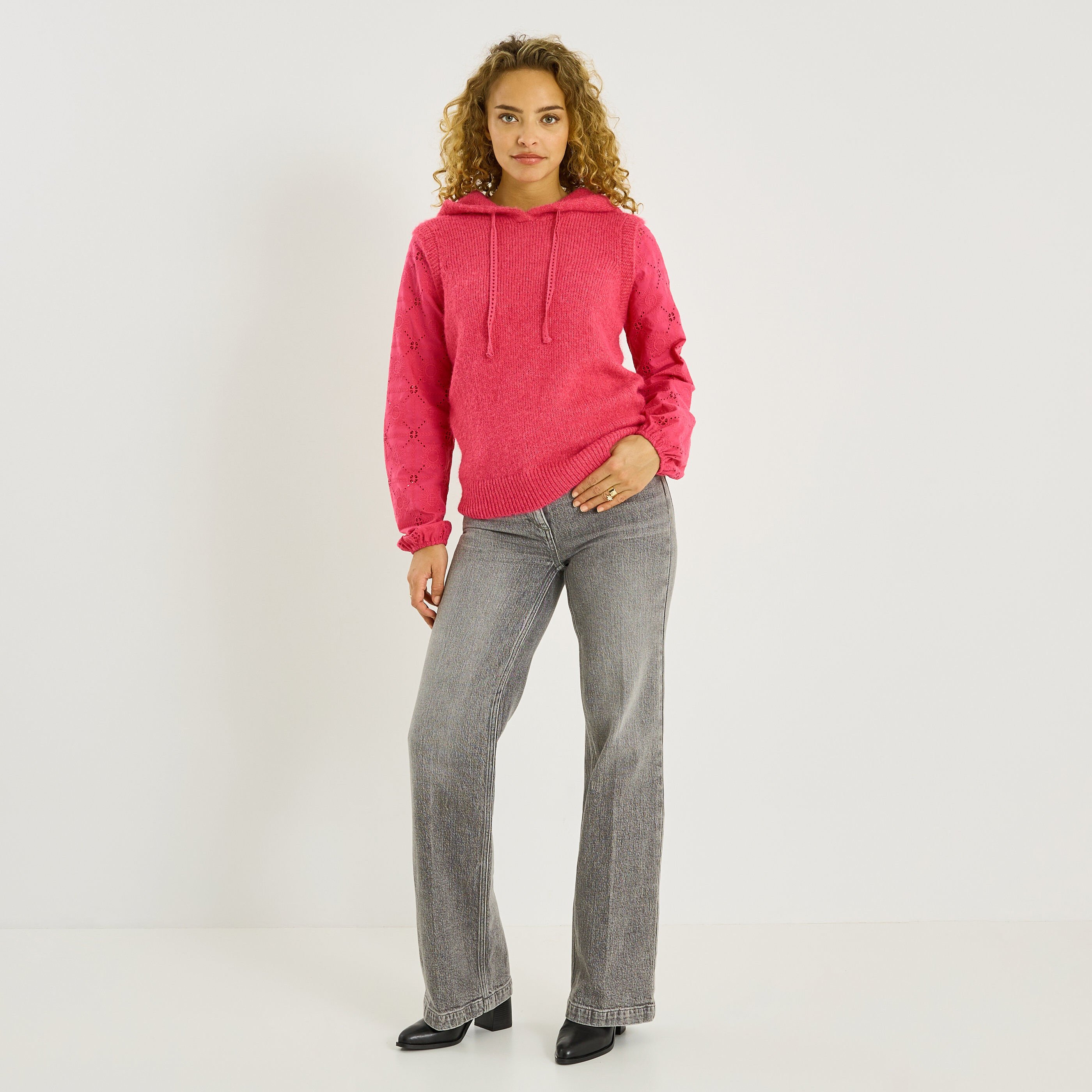 Pull bi-mati&egrave;re &agrave; capuche femme