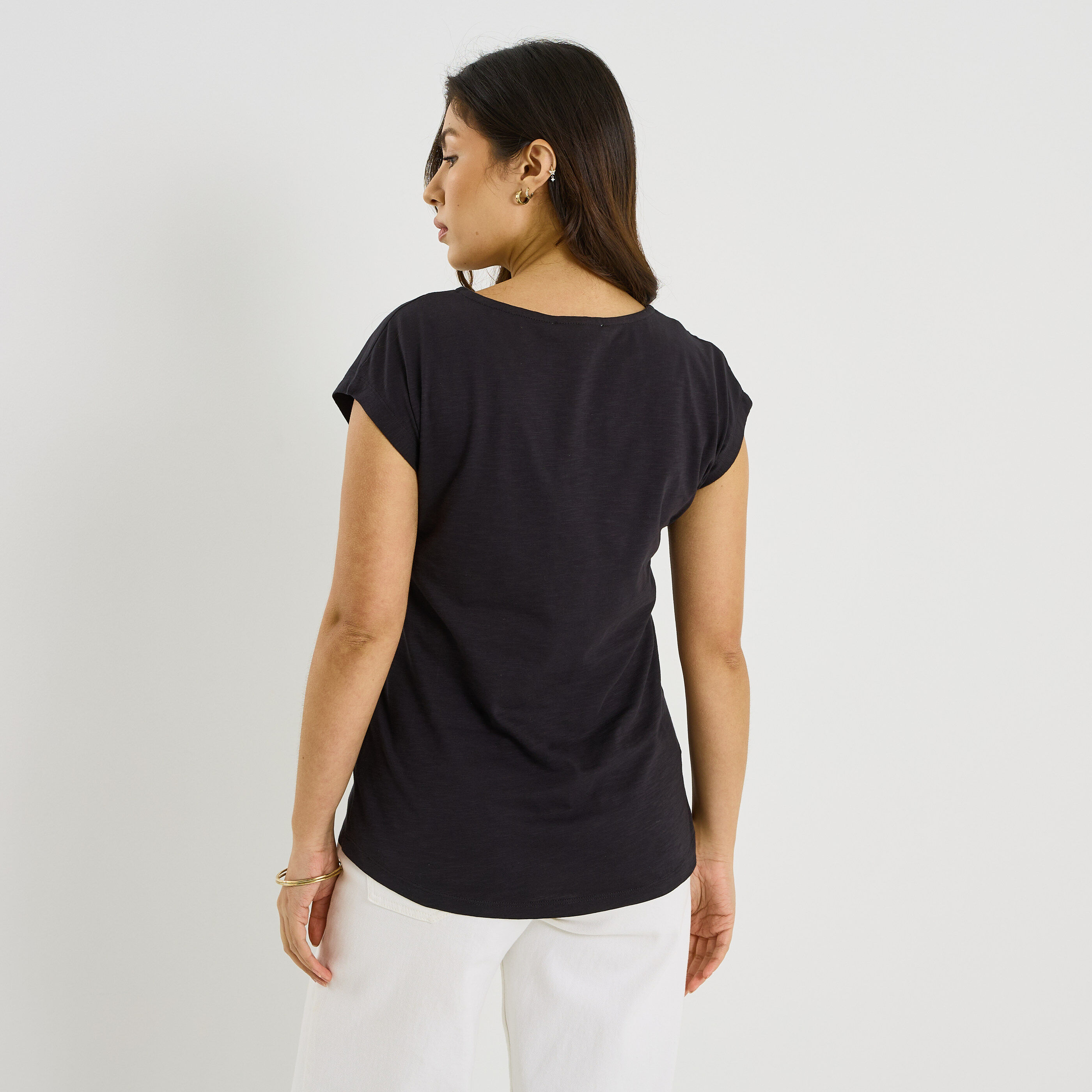 T-shirt col V broderie g&eacute;om&eacute;trique femme