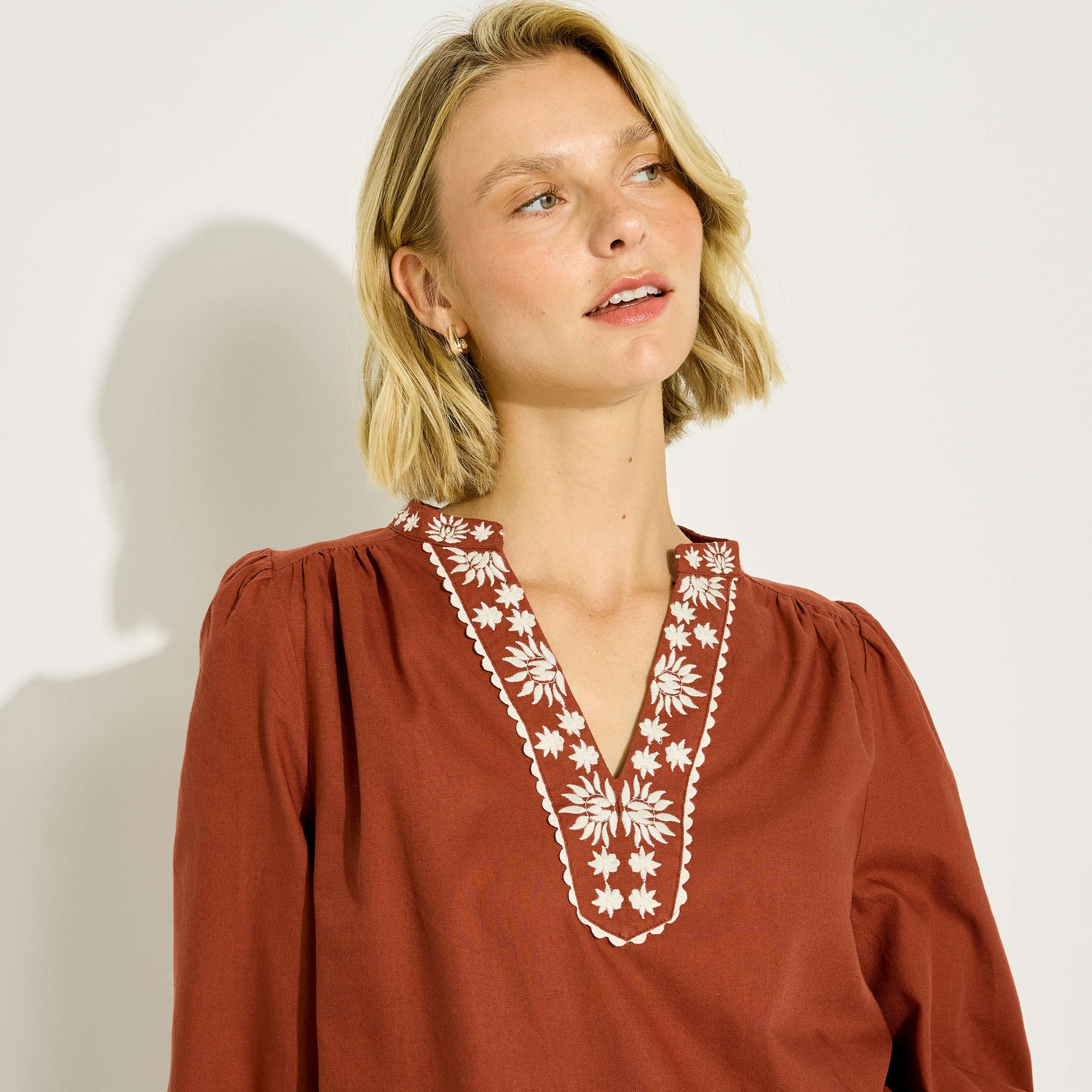 Blouse &agrave; broderies florales femme