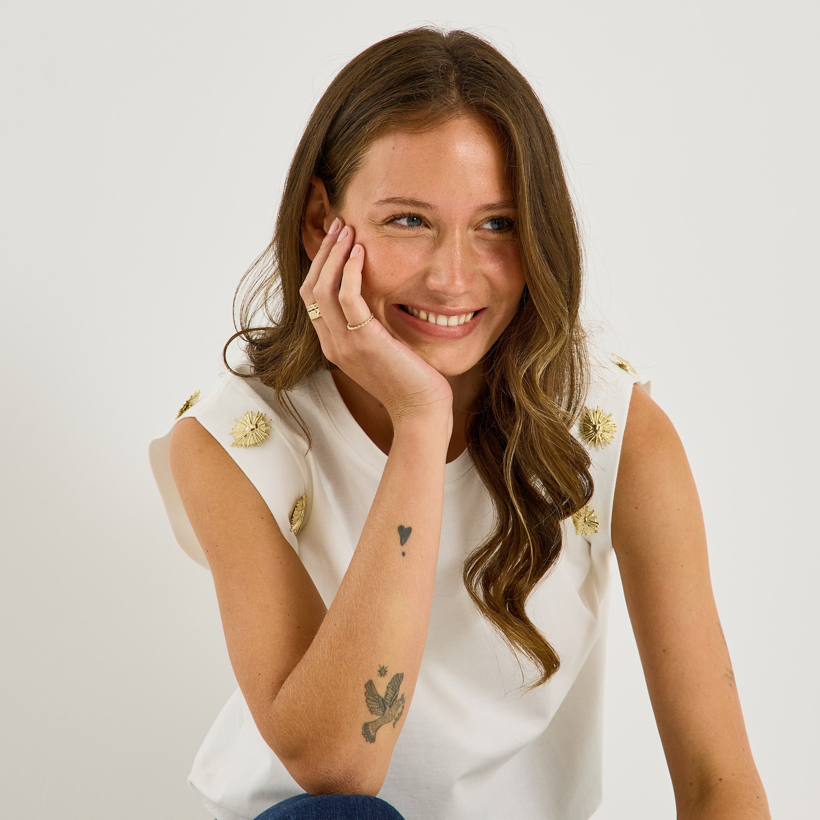 T-shirt col rond bijoux &eacute;paules femme