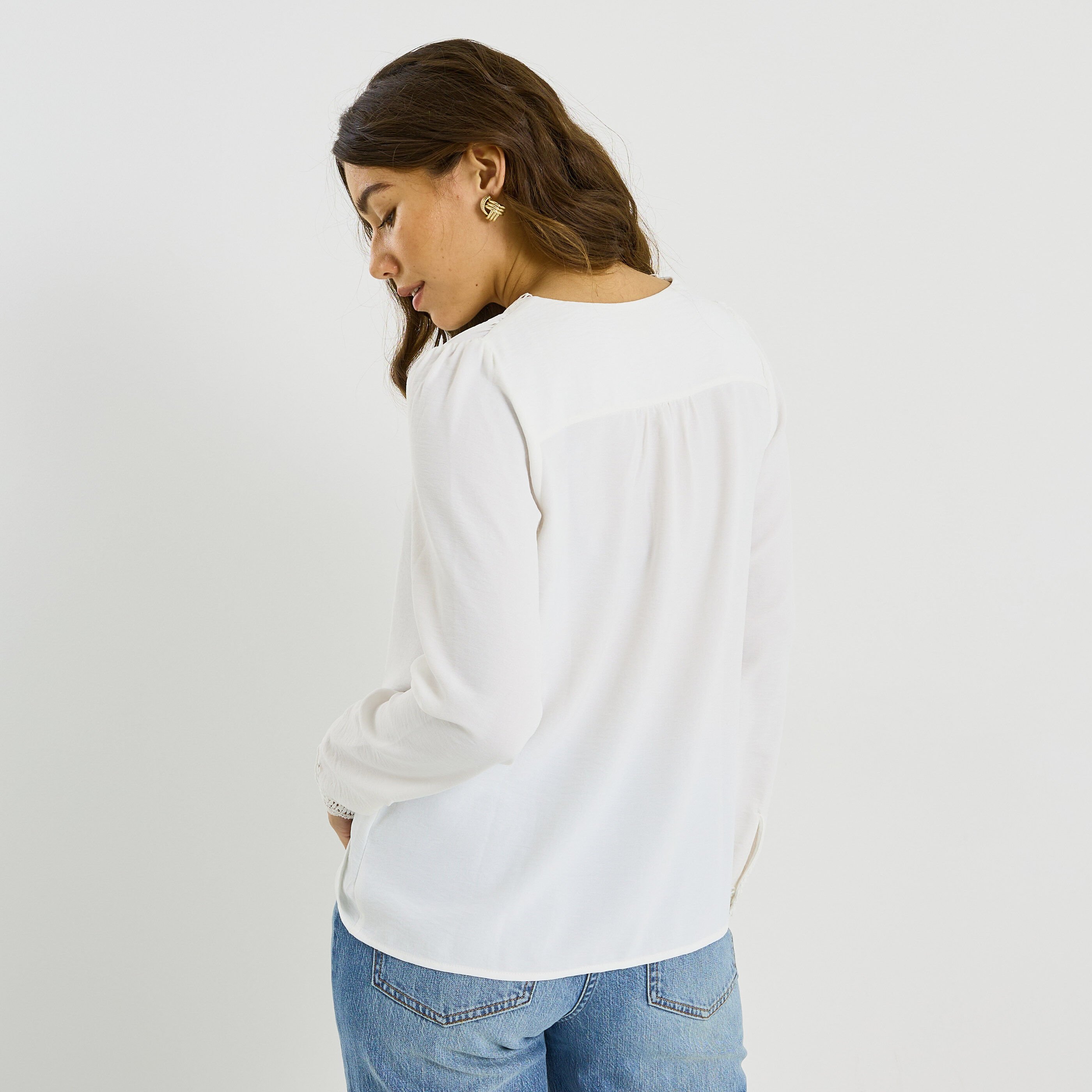 Blouse unie &agrave; d&eacute;tails ajour&eacute;s femme