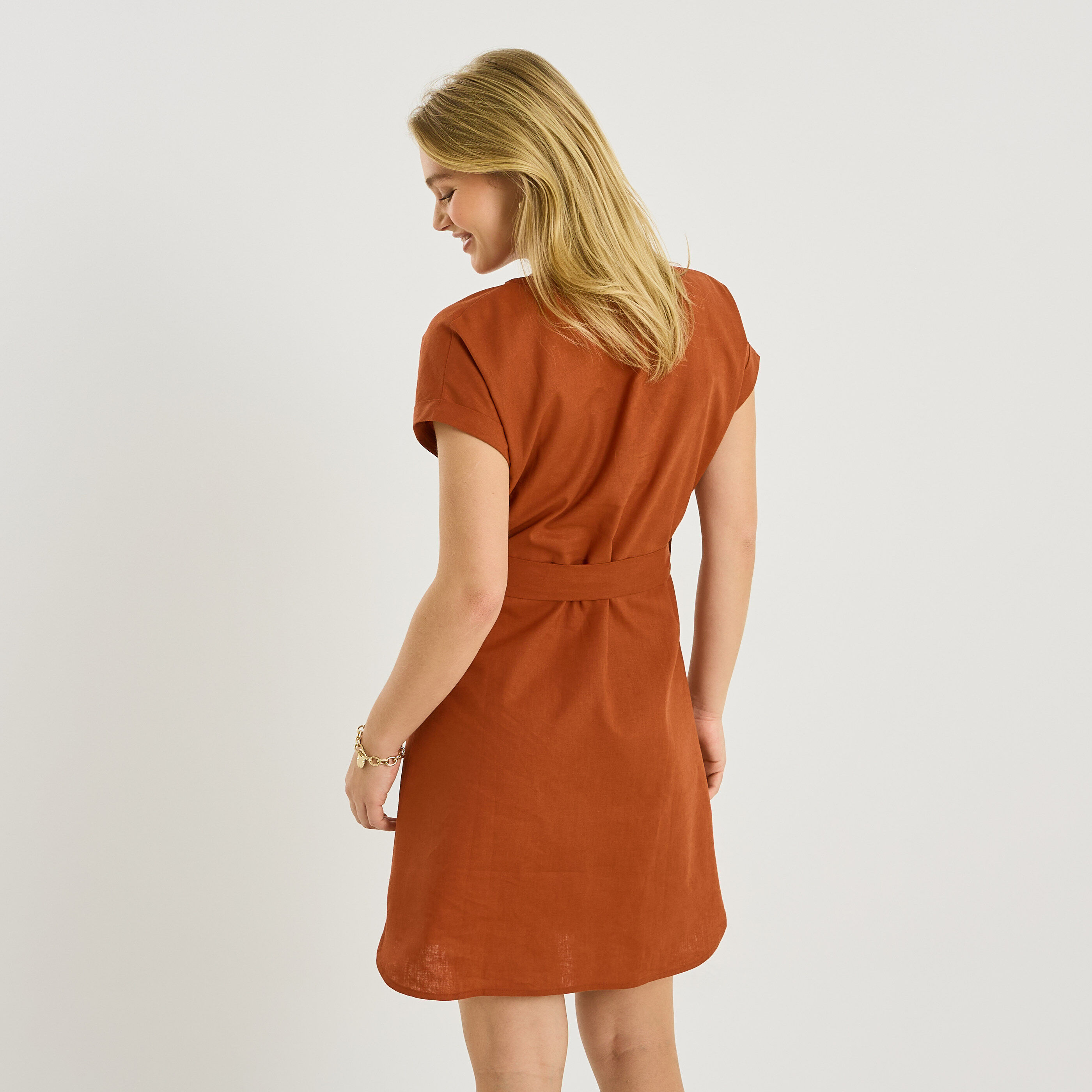 Robe courte unie en lin m&eacute;lang&eacute;