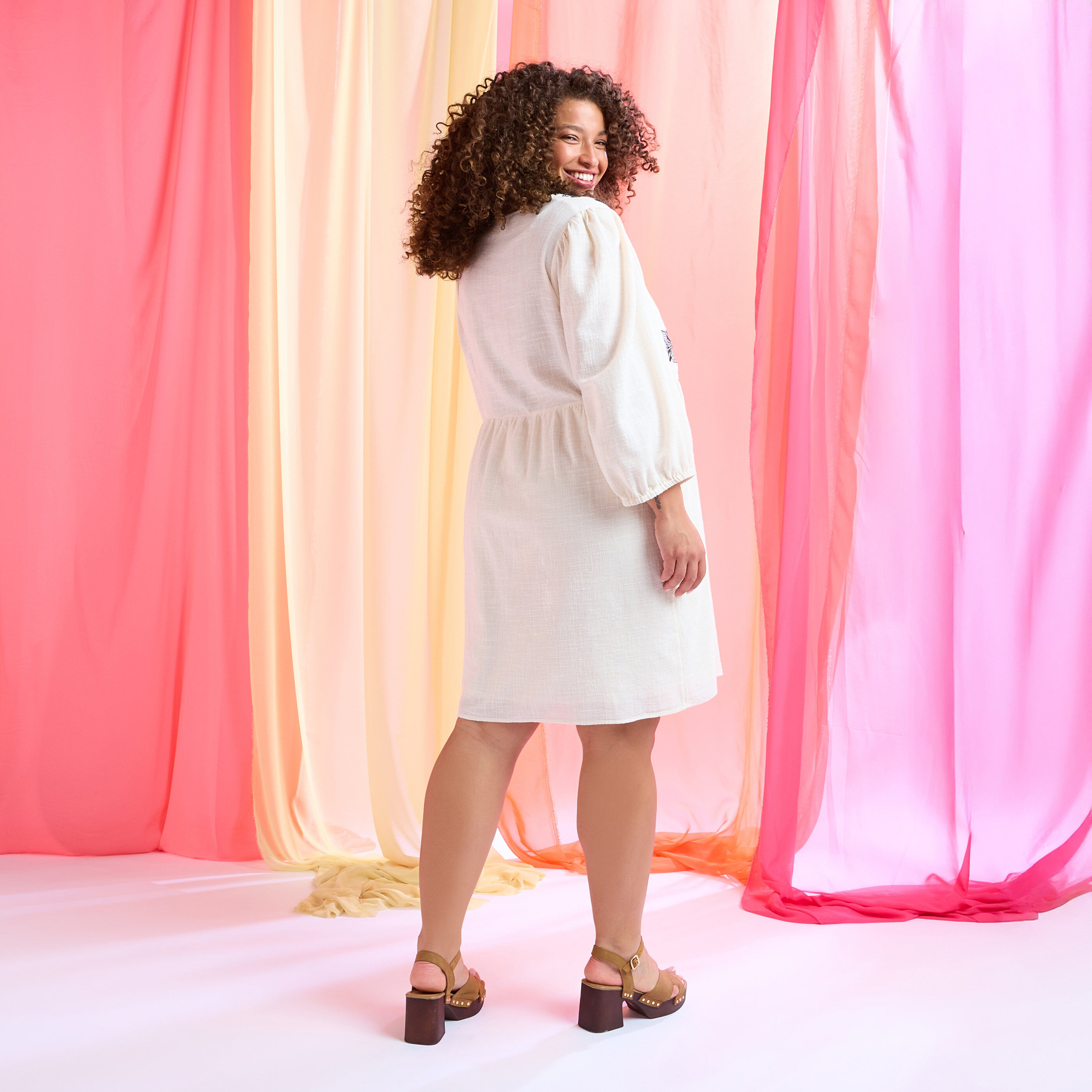 Robe courte imprim&eacute;e &agrave; col V